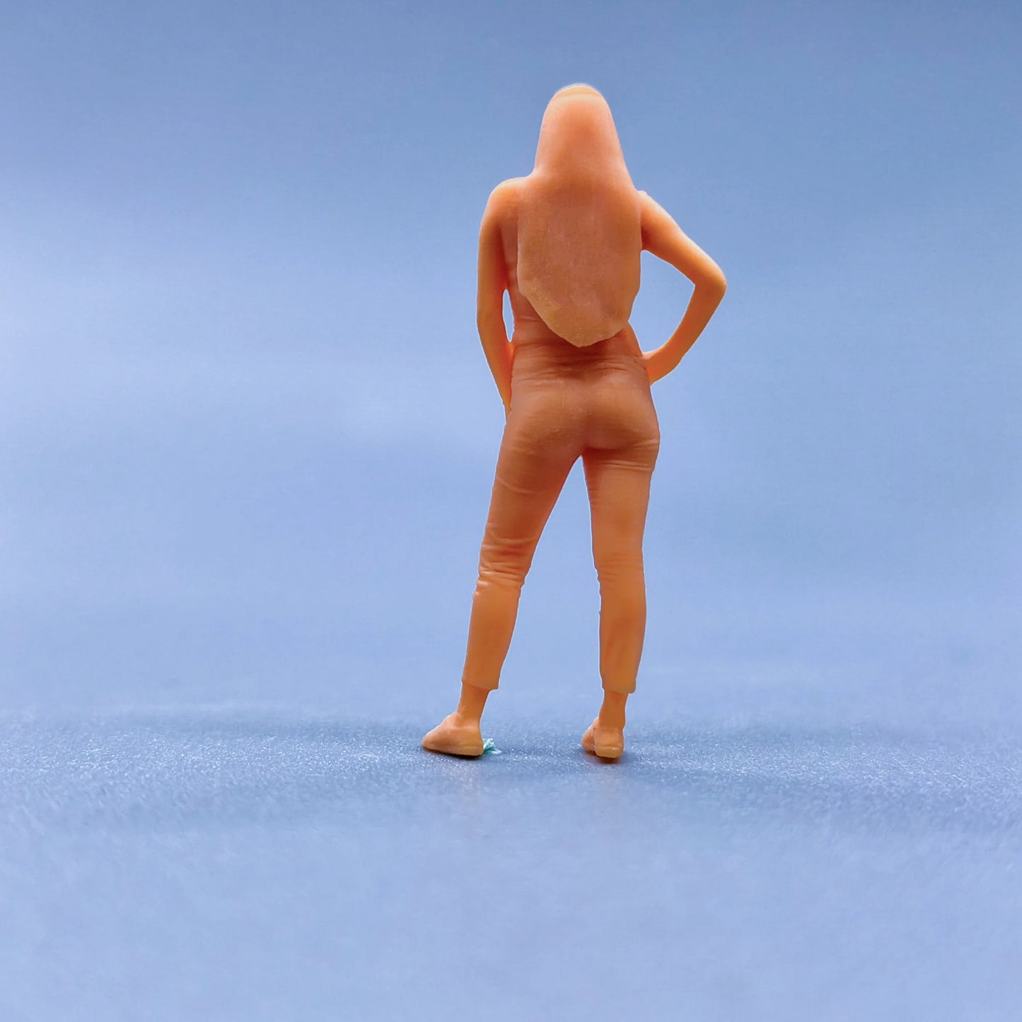 1/64 1/43 Figurines Scale Model Resin Women with Long Hair and Waist Insertion Uncolored Miniatures Diorama Hand-painted L236