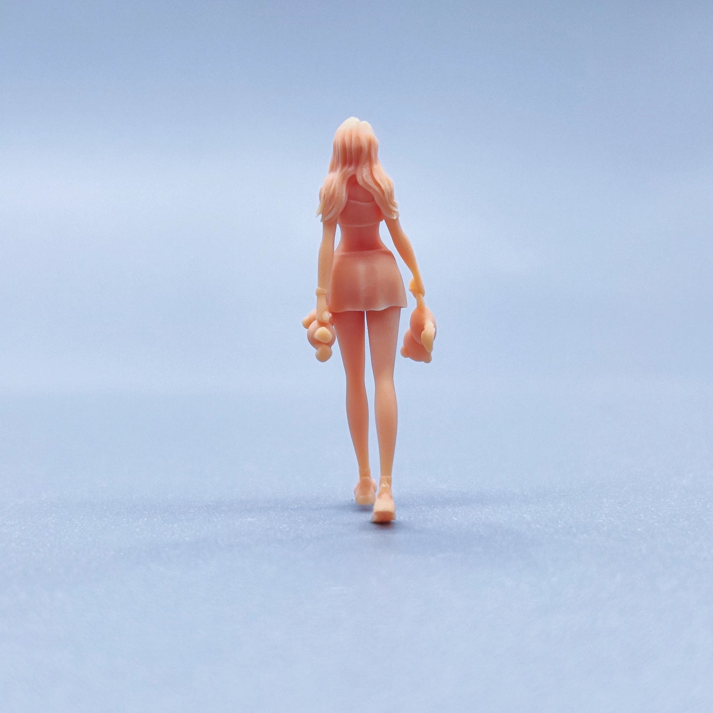1/64 1/43 Figurines Scale Model Resin Long Haired Girl with Dolls Uncolored Miniatures Diorama Hand-painted V426