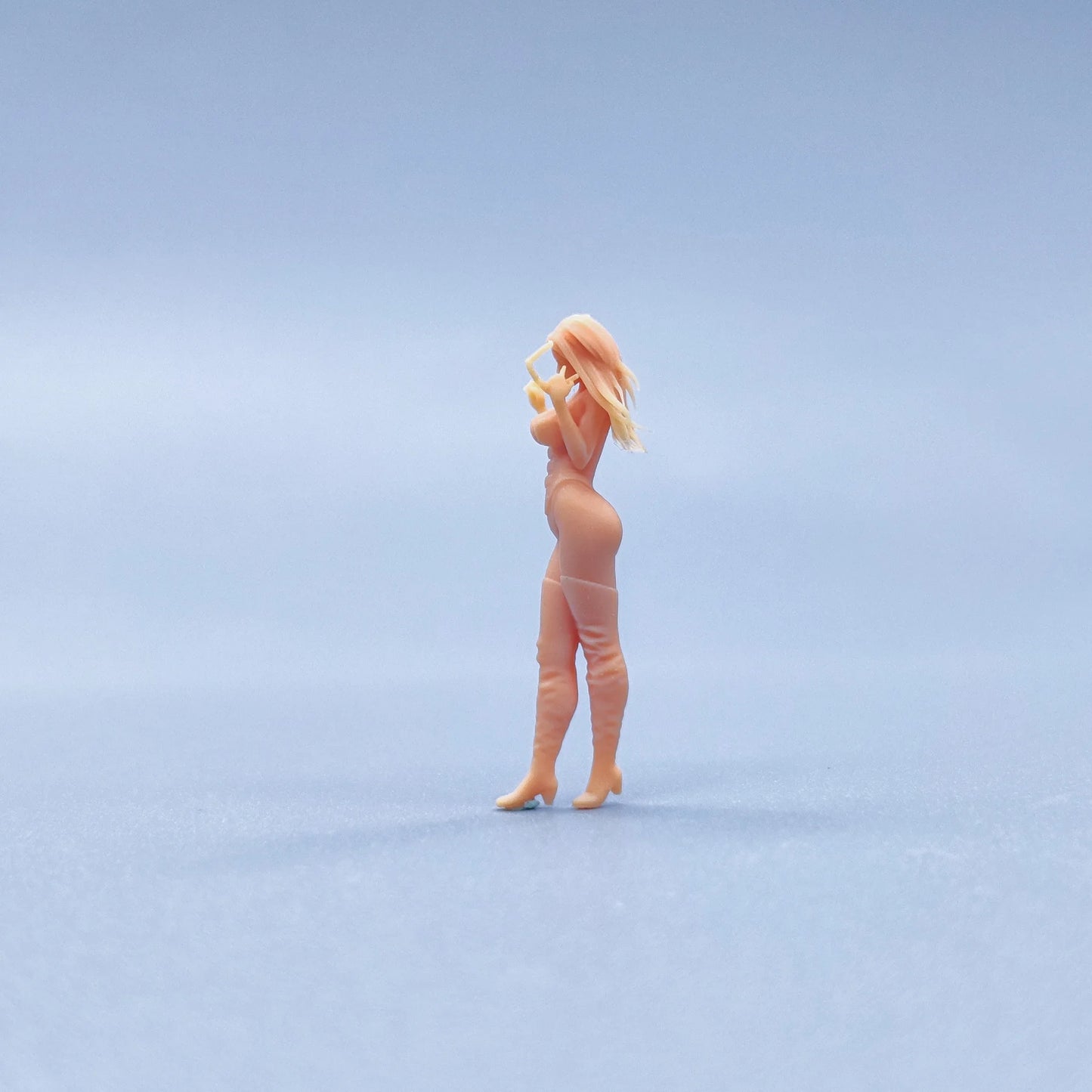 1/64 1/43 Figurines Scale Model Resin A Woman Standing with Sunglasses Uncolored Miniatures Diorama Hand-painted V212