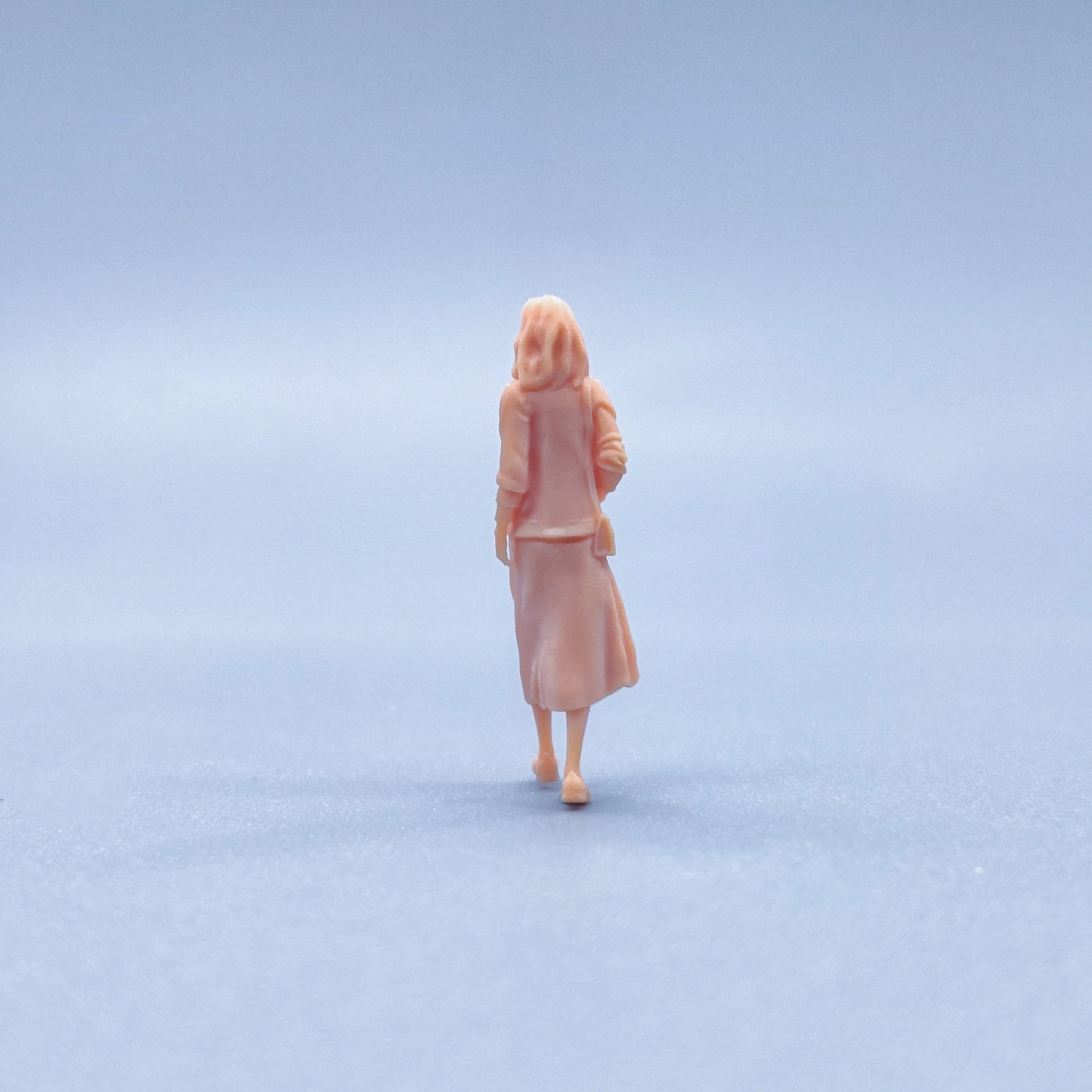 1/64 1/43 Figurines Scale Model Resin Long Skirt Shoulder Bag for Women Uncolored Miniatures Diorama Hand-painted V419