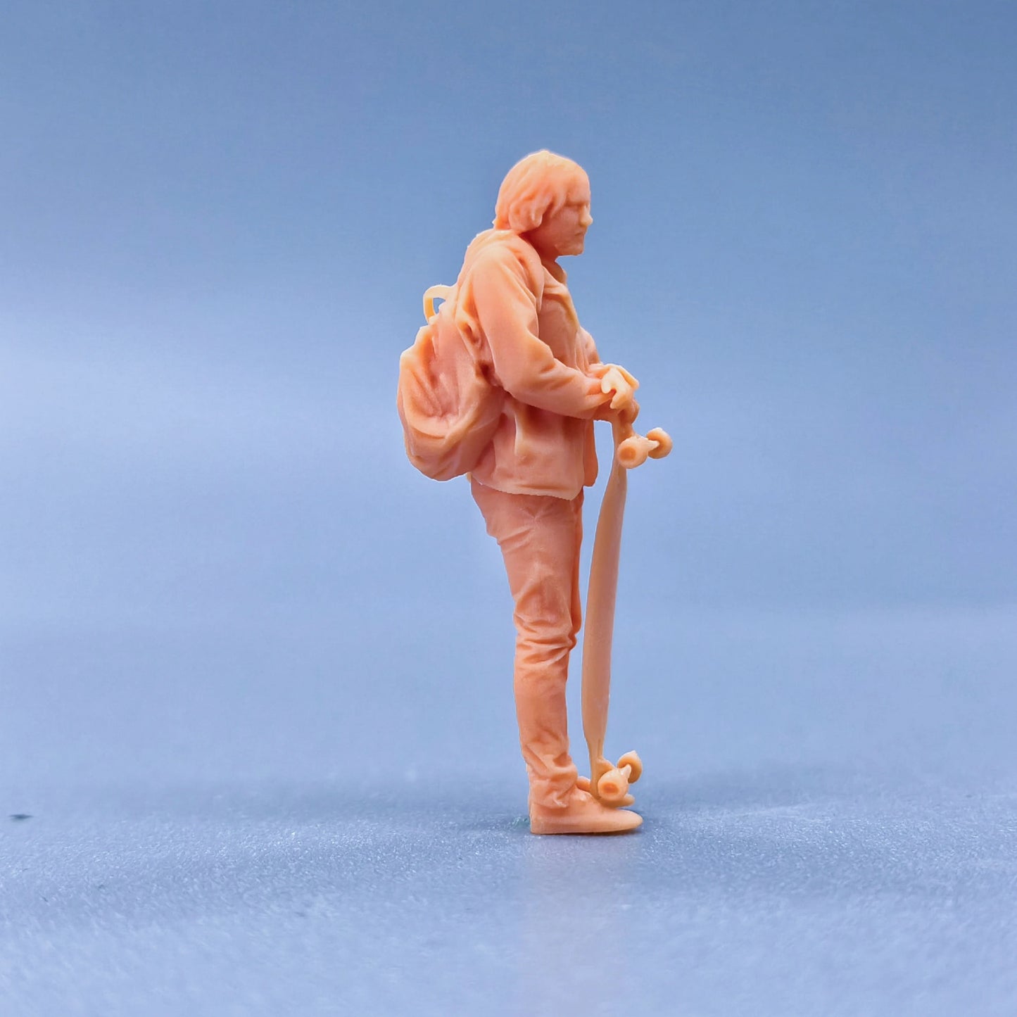 1/64 1/43 Figurines Scale Model Resin Uncle Plays Skateboarding in The Snow Uncolored Miniatures Diorama Hand-painted L309