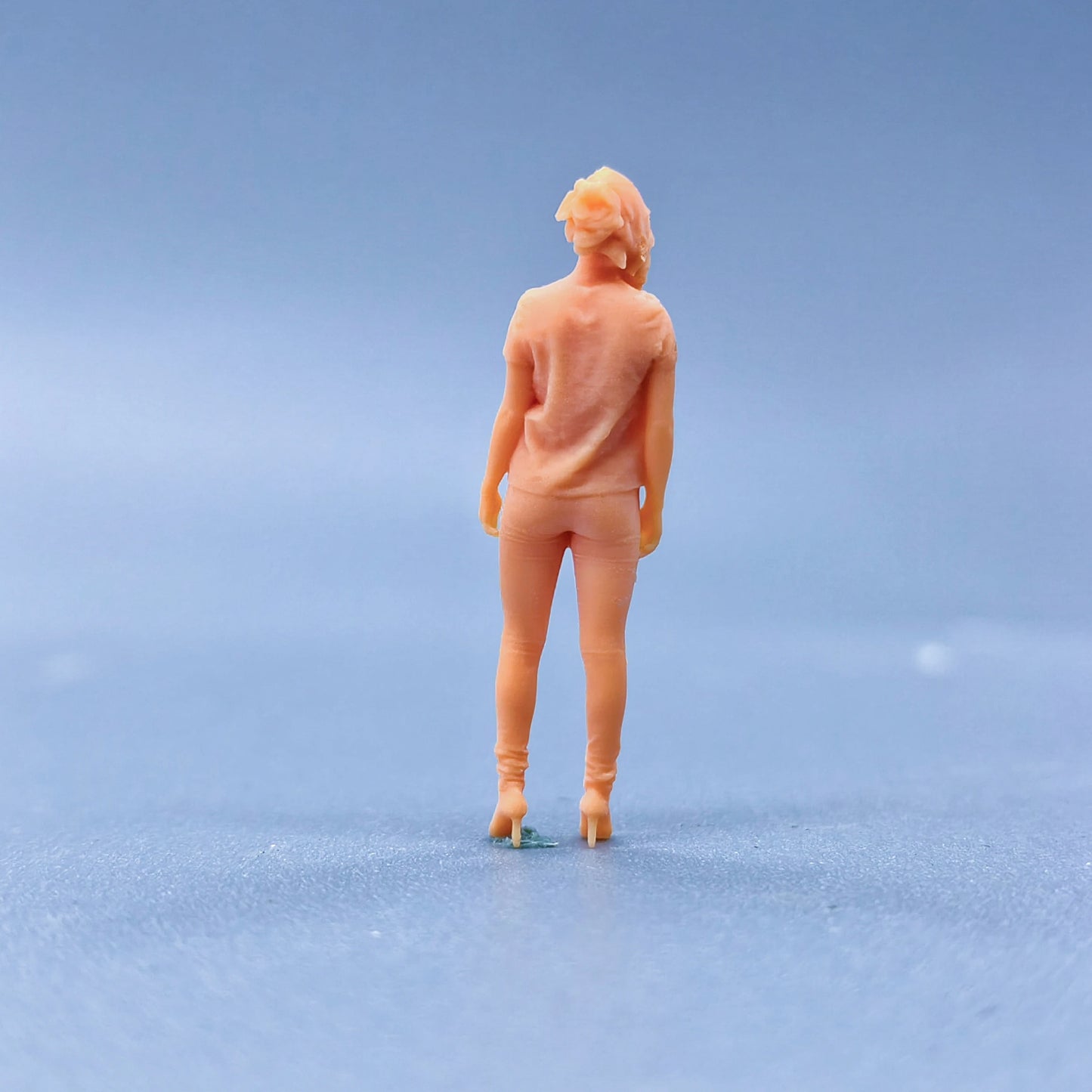 1/64 1/43 Figurines Scale Model Resin Girl Wearing Short Sleeves Uncolored Miniatures Diorama Hand-painted L316