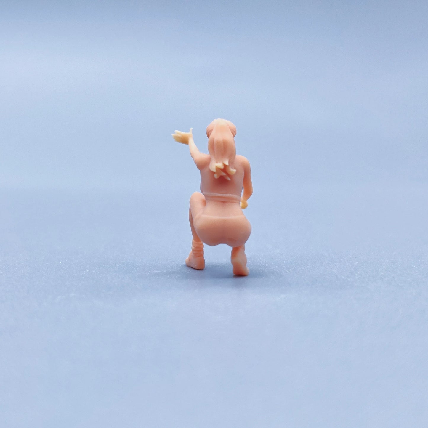 1/64 1/43 Figurines Scale Model Resin Get Down and Grab Something Girl Uncolored Miniatures Diorama Hand-painted V424