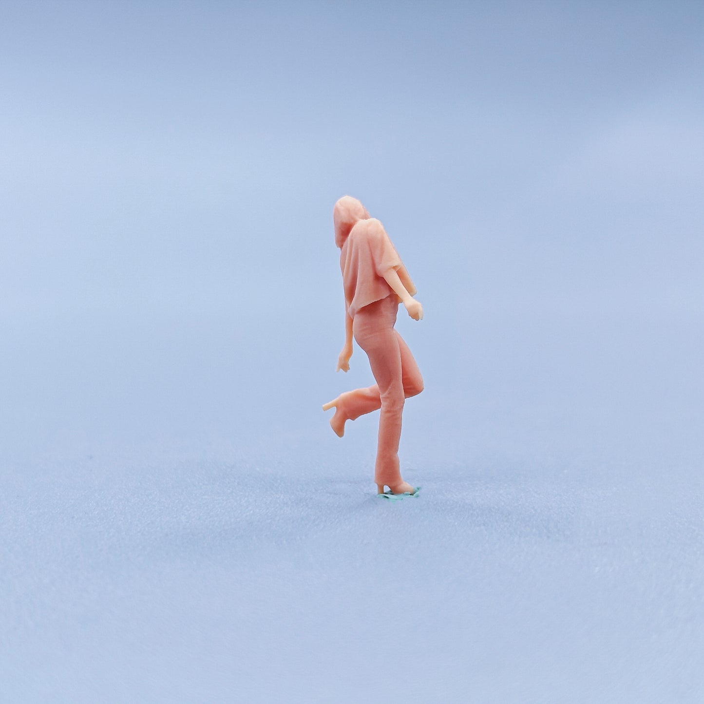 1/64 1/43 Figurines Scale Model Resin Turn Your Head To Check The High-heeled Woman Uncolored Miniatures Diorama Hand-painted C116