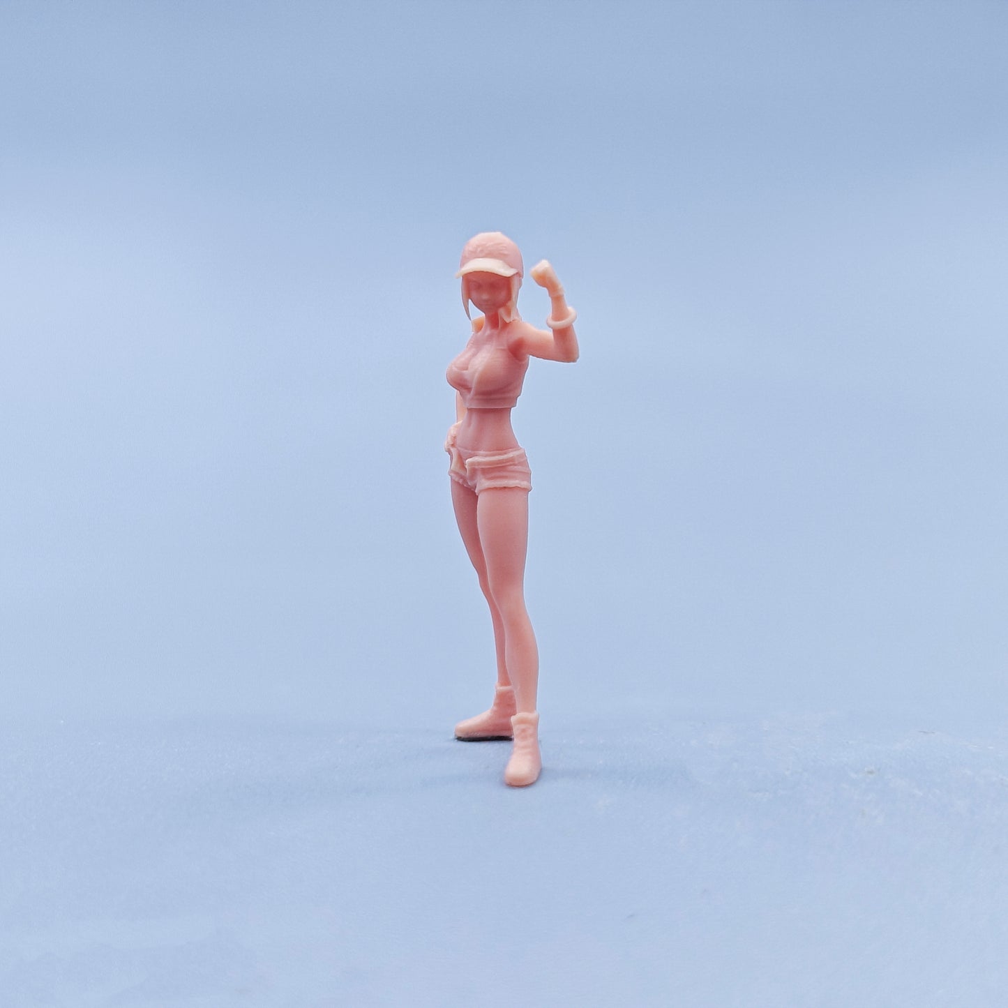 1/64 1/43 Figurines Scale Model Resin Girl Showing Off Muscles in Shorts Uncolored Miniatures Diorama Hand-painted D826