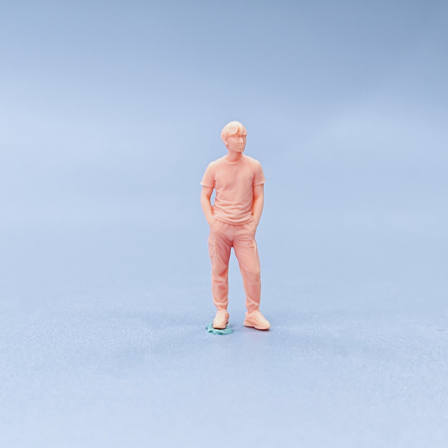 1/64 1/43 Figurines Scale Model Resin The Little Guy with His Hands in His Pockets Uncolored Miniatures Diorama Hand-painted C113