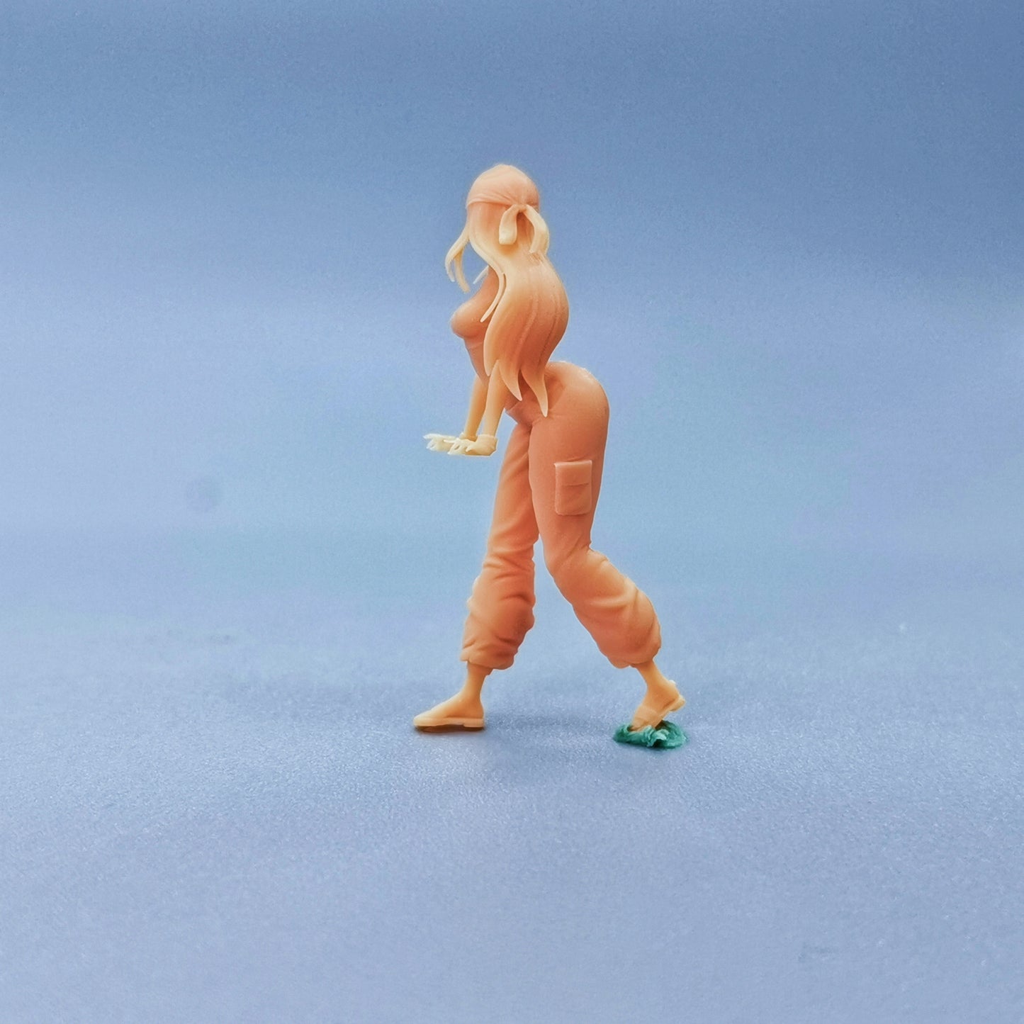 1/64 1/43 Figurines Scale Model Resin The Girl Supporting The Table Uncolored Miniatures Diorama Hand-painted C006