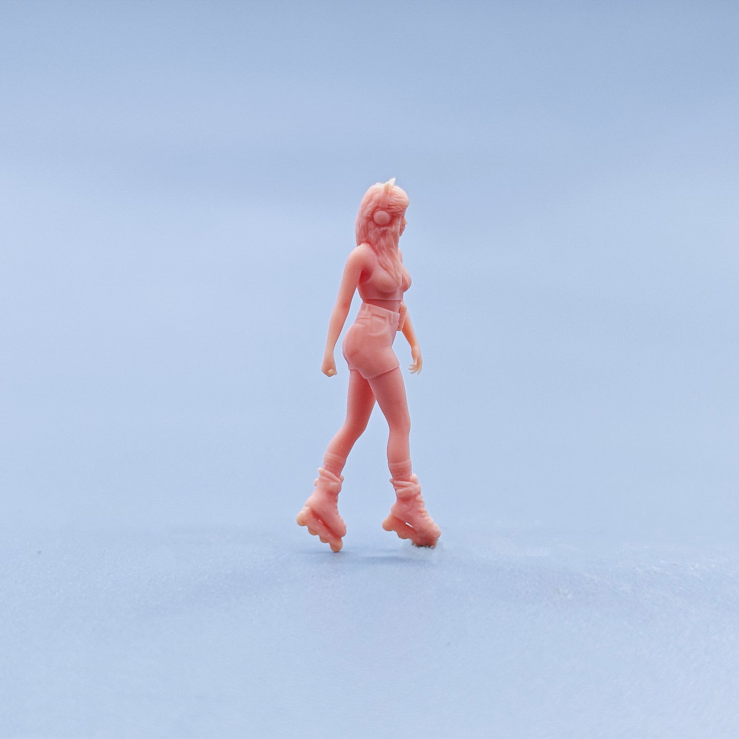1/64 1/43 Figurines Scale Model Resin Ice Skating Girl Wearing Headphones Uncolored Miniatures Diorama Hand-painted D725
