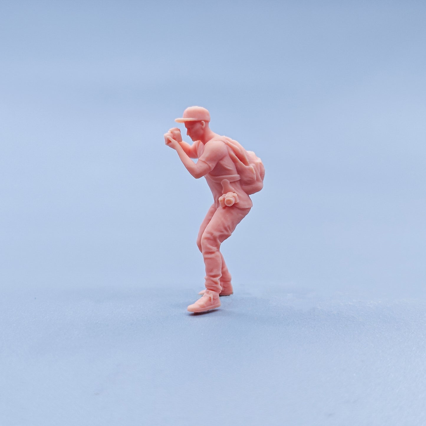 1/64 1/43 Figurines Scale Model Resin Backpack Photography Male Uncolored Miniatures Diorama Hand-painted D729