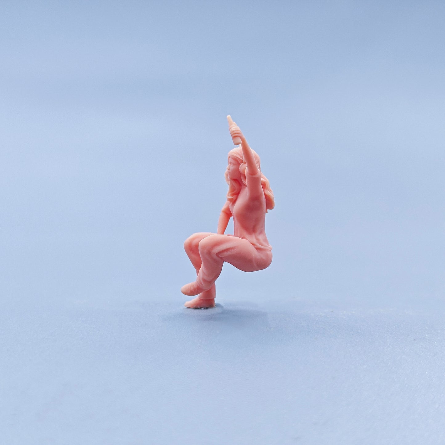 1/64 1/43 Figurines Scale Model Resin Girl Holding  Wine and Wearing Headphones Uncolored Miniatures Diorama Hand-painted D728