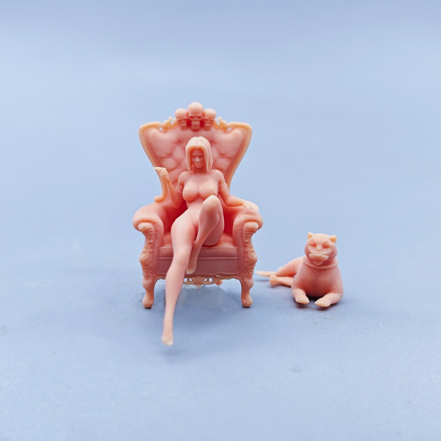 1/64 1/43 Figurines Scale Model Resin The Luxurious Queen Smokes Uncolored Miniatures Diorama Hand-painted D514