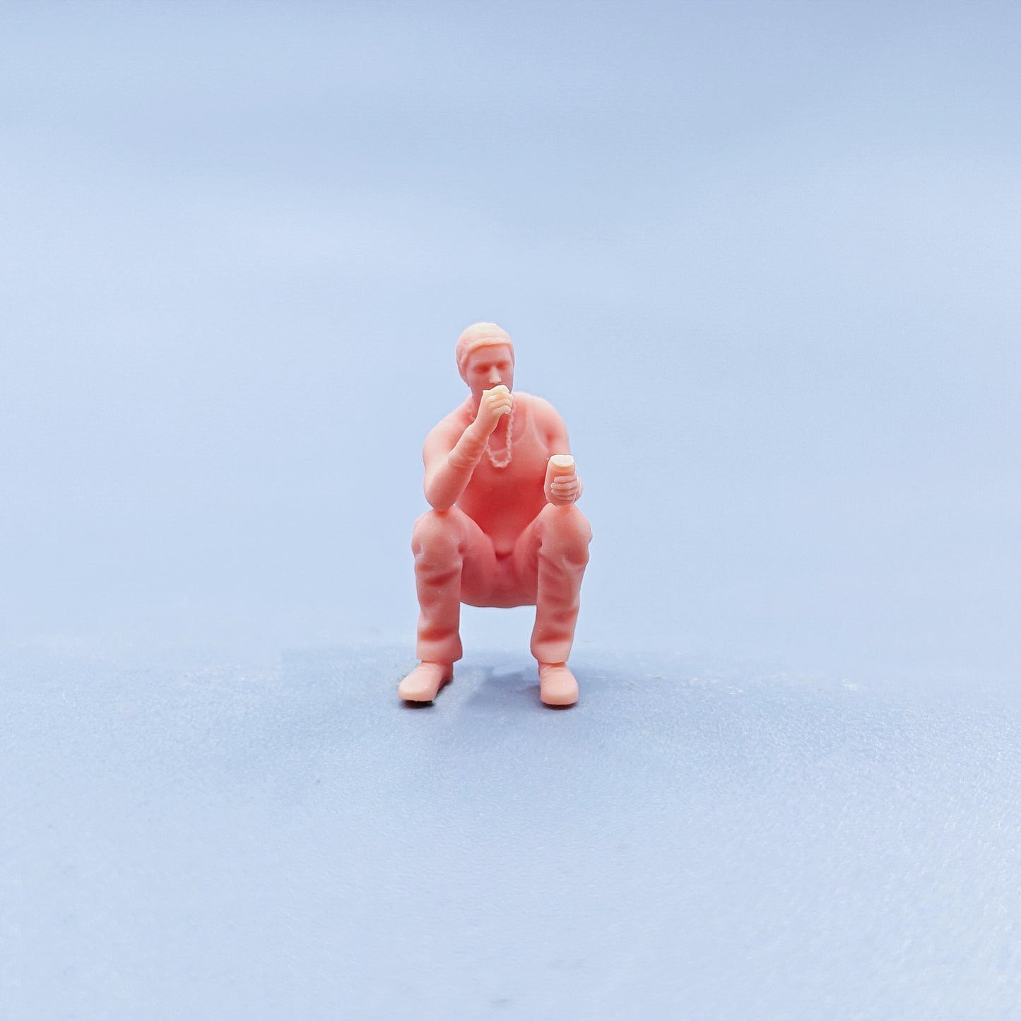 1/64 1/43 Figurines Scale Model Resin Squatting Smoking Drinking Man Uncolored Miniatures Diorama Hand-painted D822