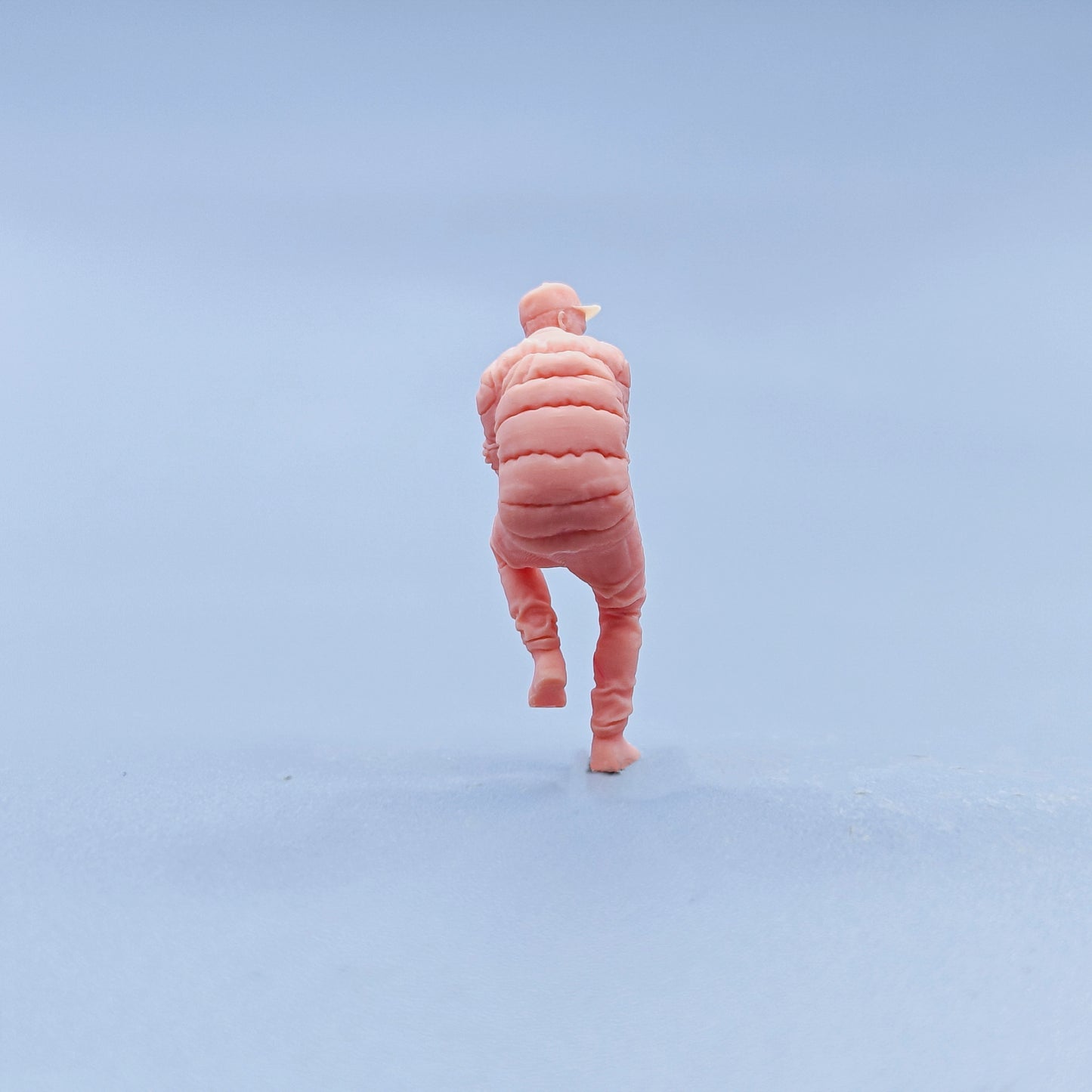 1/64 1/43 Figurines Scale Model Resin Man Wearing A Down Jacket and Hat Uncolored Miniatures Diorama Hand-painted D732