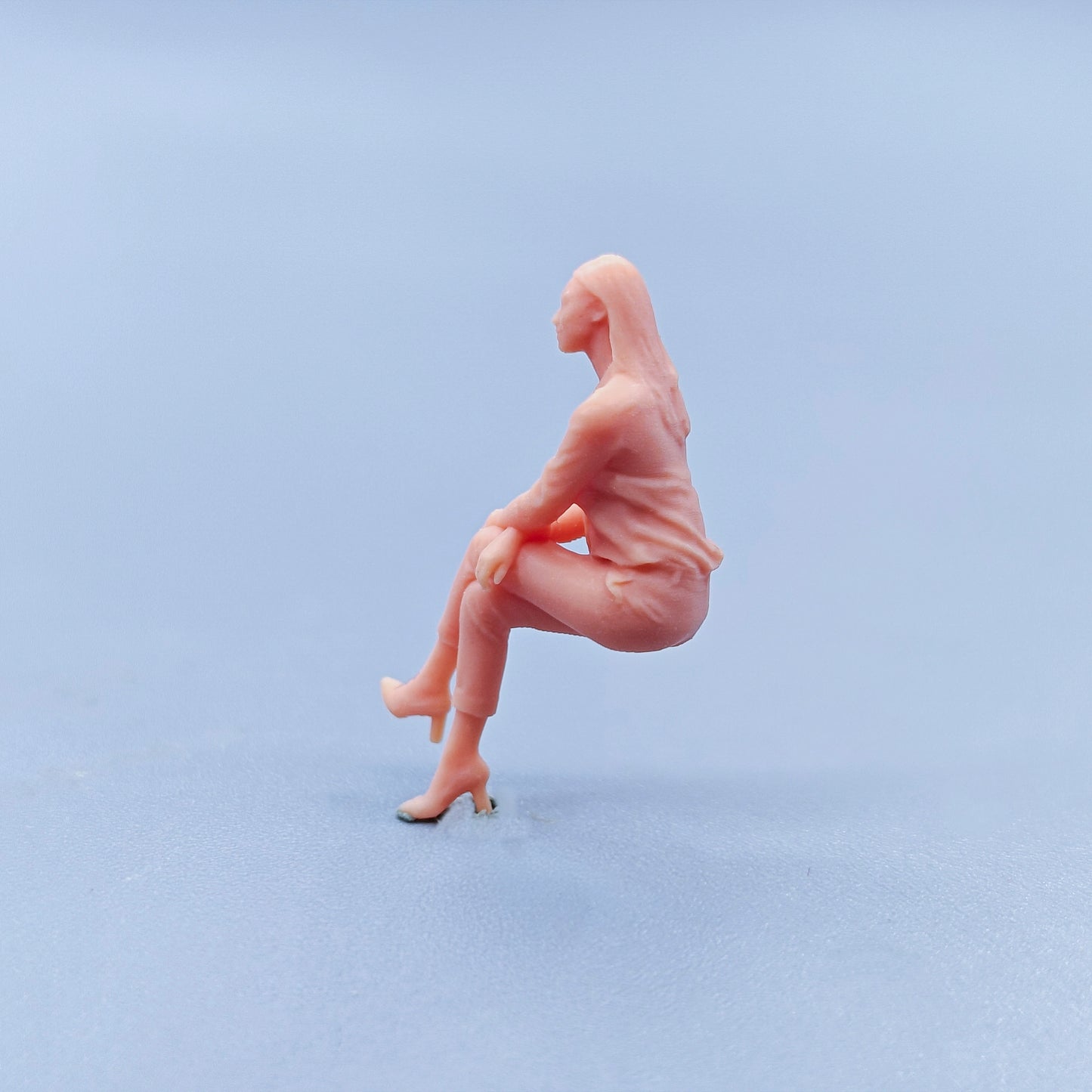 1/64 1/43 Figurines Scale Model Resin Sitting Posture with Crossed Legs Female Uncolored Miniatures Diorama Hand-painted D425