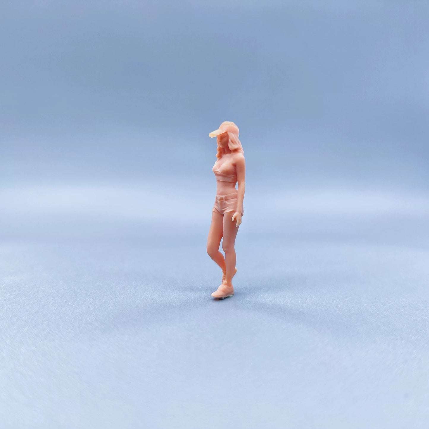 1/64 1/43 Figurines Scale Model Resin Duck Cap Hot Pants Girl Uncolored Miniatures Diorama Hand-painted W526