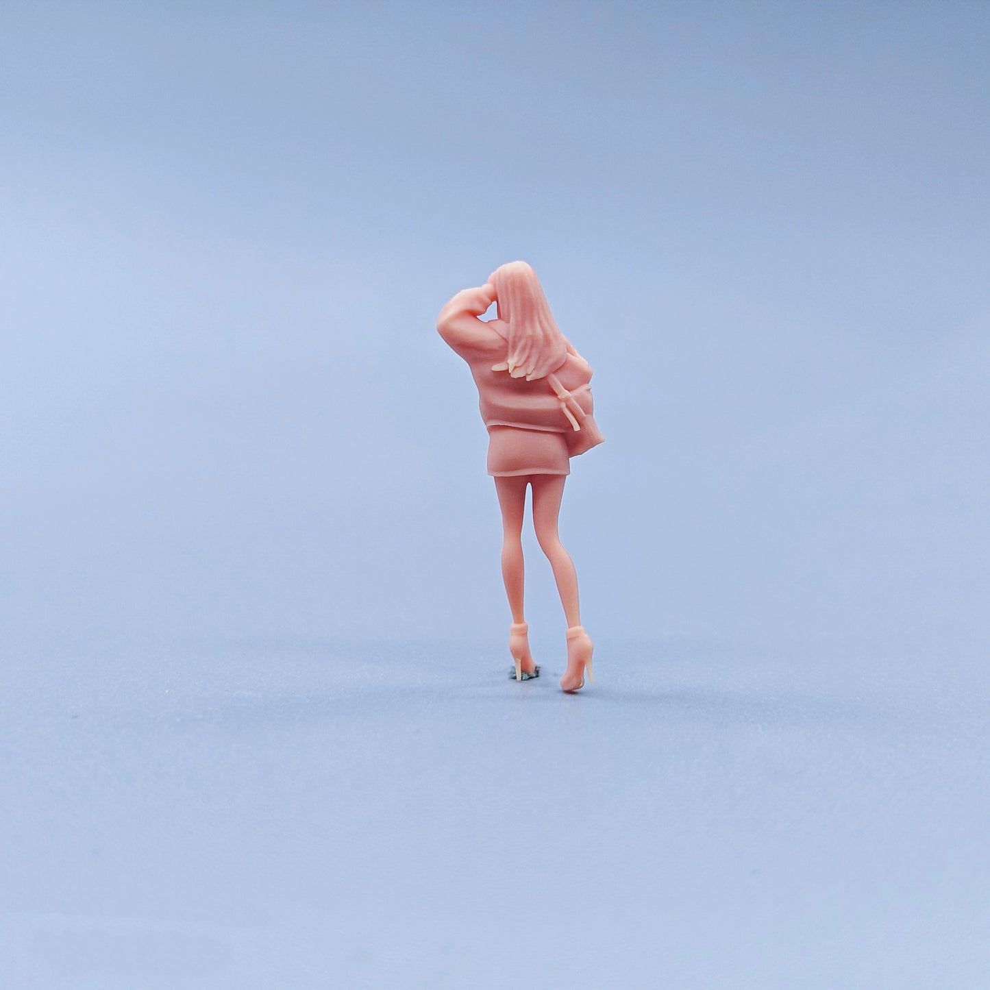 1/64 1/43 Figurines Scale Model Resin Girl with Hair Teasing and Walking Posture Uncolored Miniatures Diorama Hand-painted C525