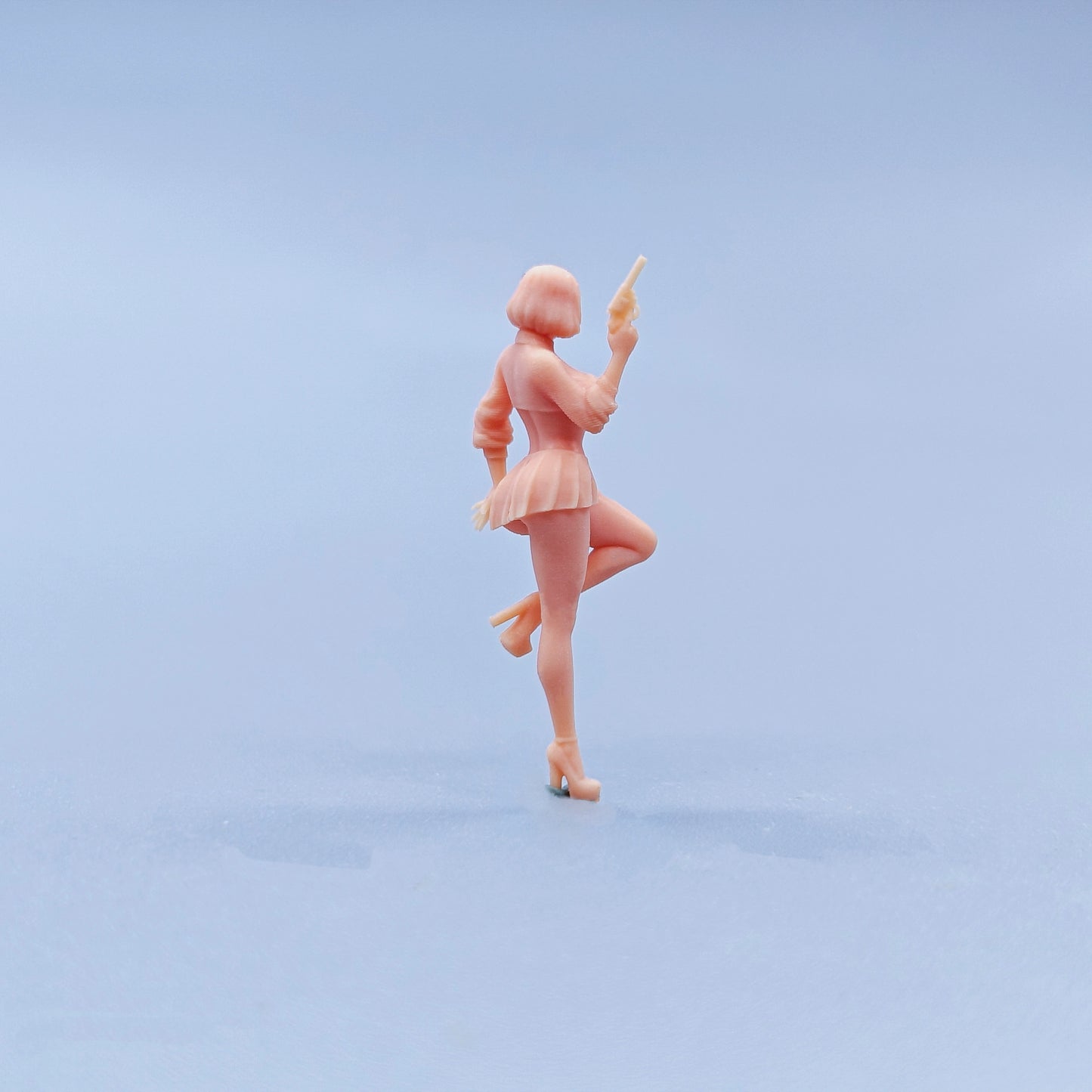 1/64 1/43 Figurines Scale Model Resin Girl Holding A Gun By Posture Uncolored Miniatures Diorama Hand-painted C721