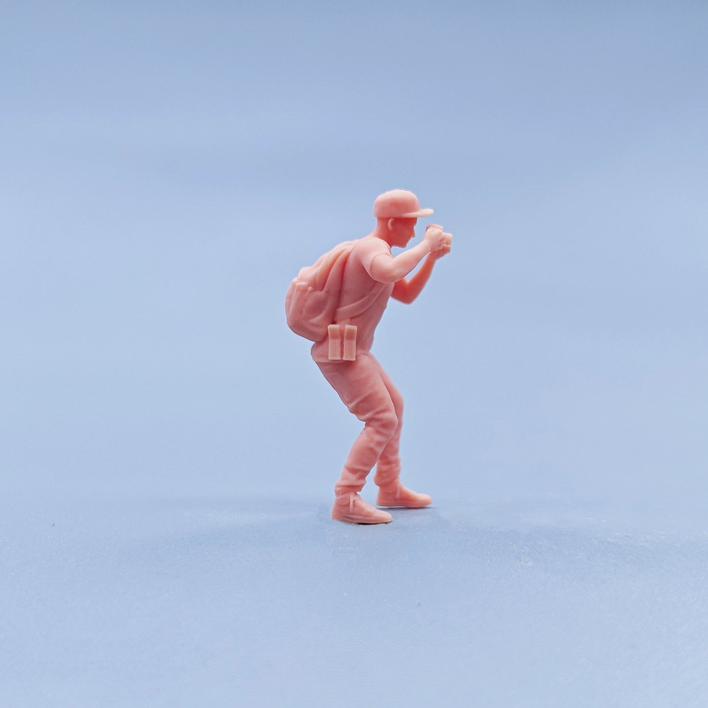 1/64 1/43 Figurines Scale Model Resin Backpack Photography Male Uncolored Miniatures Diorama Hand-painted D729