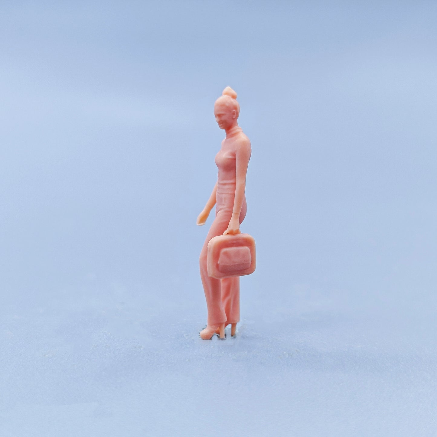 1/64 1/43 Figurines Scale Model Resin Walking Posture Carrying Bags Meatball Headed Woman Uncolored Miniatures Diorama Hand-painted D429