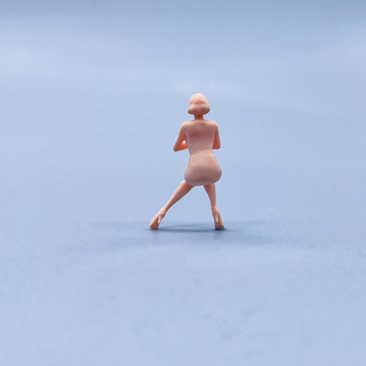 1/64 1/43 Figurines Scale Model Resin Sitting Posture Short Haired Girl Uncolored Miniatures Diorama Hand-painted W429