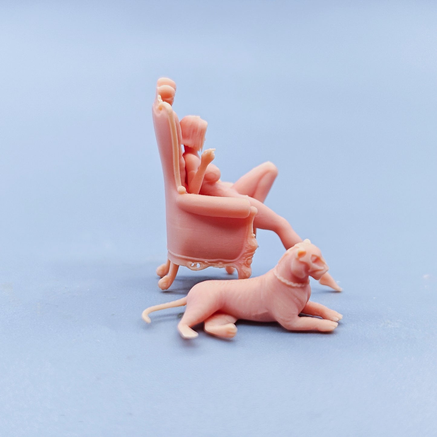 1/64 1/43 Figurines Scale Model Resin The Luxurious Queen Smokes Uncolored Miniatures Diorama Hand-painted D514