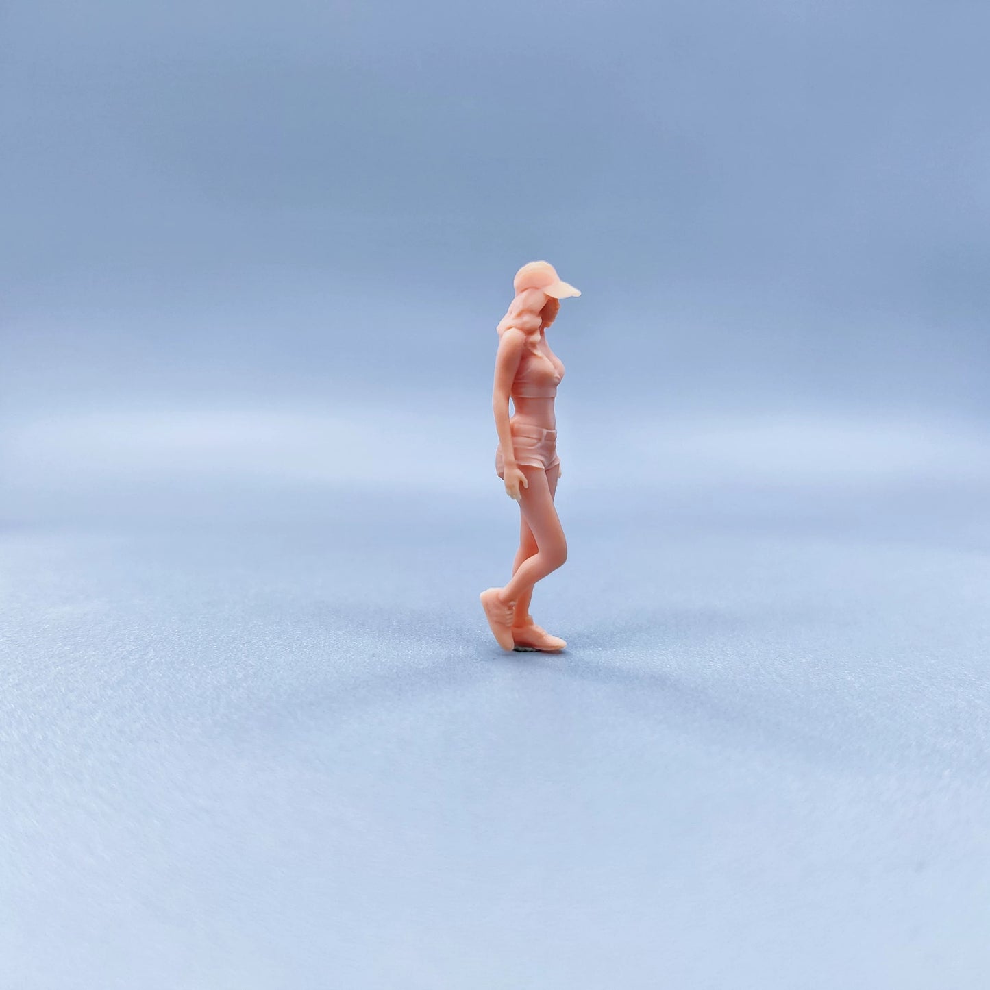 1/64 1/43 Figurines Scale Model Resin Duck Cap Hot Pants Girl Uncolored Miniatures Diorama Hand-painted W526