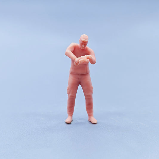 1/64 1/43 Figurines Scale Model Resin Head Down Maintenance and Polishing Worker Uncolored Miniatures Diorama Hand-painted D125
