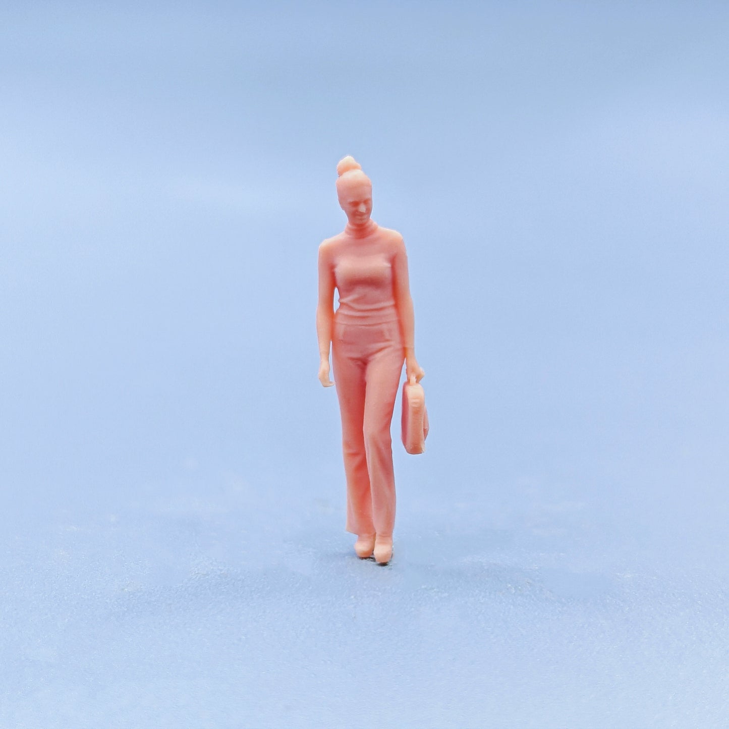 1/64 1/43 Figurines Scale Model Resin Walking Posture Carrying Bags Meatball Headed Woman Uncolored Miniatures Diorama Hand-painted D429