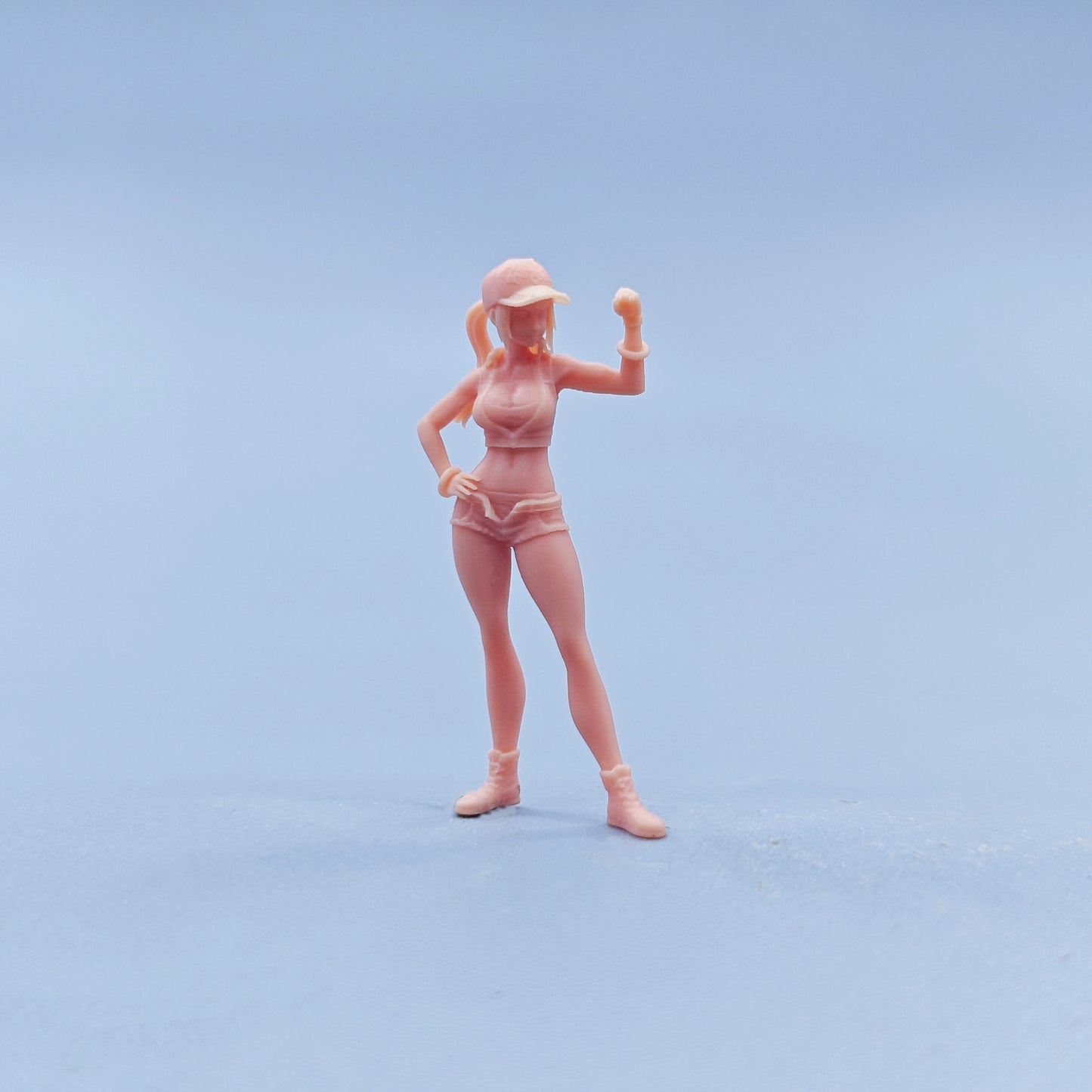 1/64 1/43 Figurines Scale Model Resin Girl Showing Off Muscles in Shorts Uncolored Miniatures Diorama Hand-painted D826