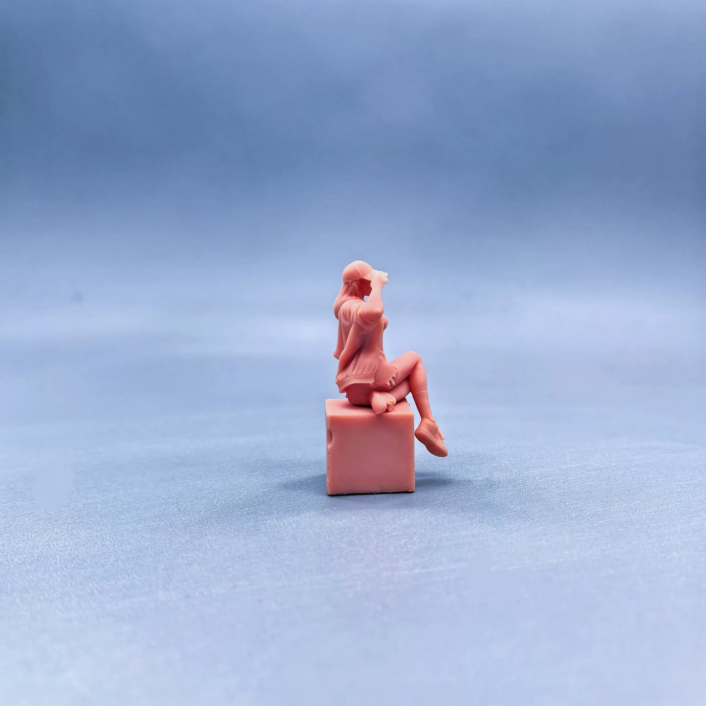1/64 1/43 Figurines Scale Model Resin Sitting Posture Duckbill Cap Female Uncolored Miniatures Diorama Hand-painted  W701
