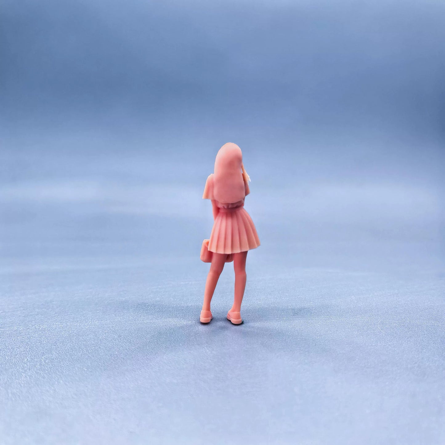 1/64 1/43 Figurines Scale Model Resin Japanese JK Girl with Long Hair Carrying Bags Uncolored Miniatures Diorama Hand-painted W706