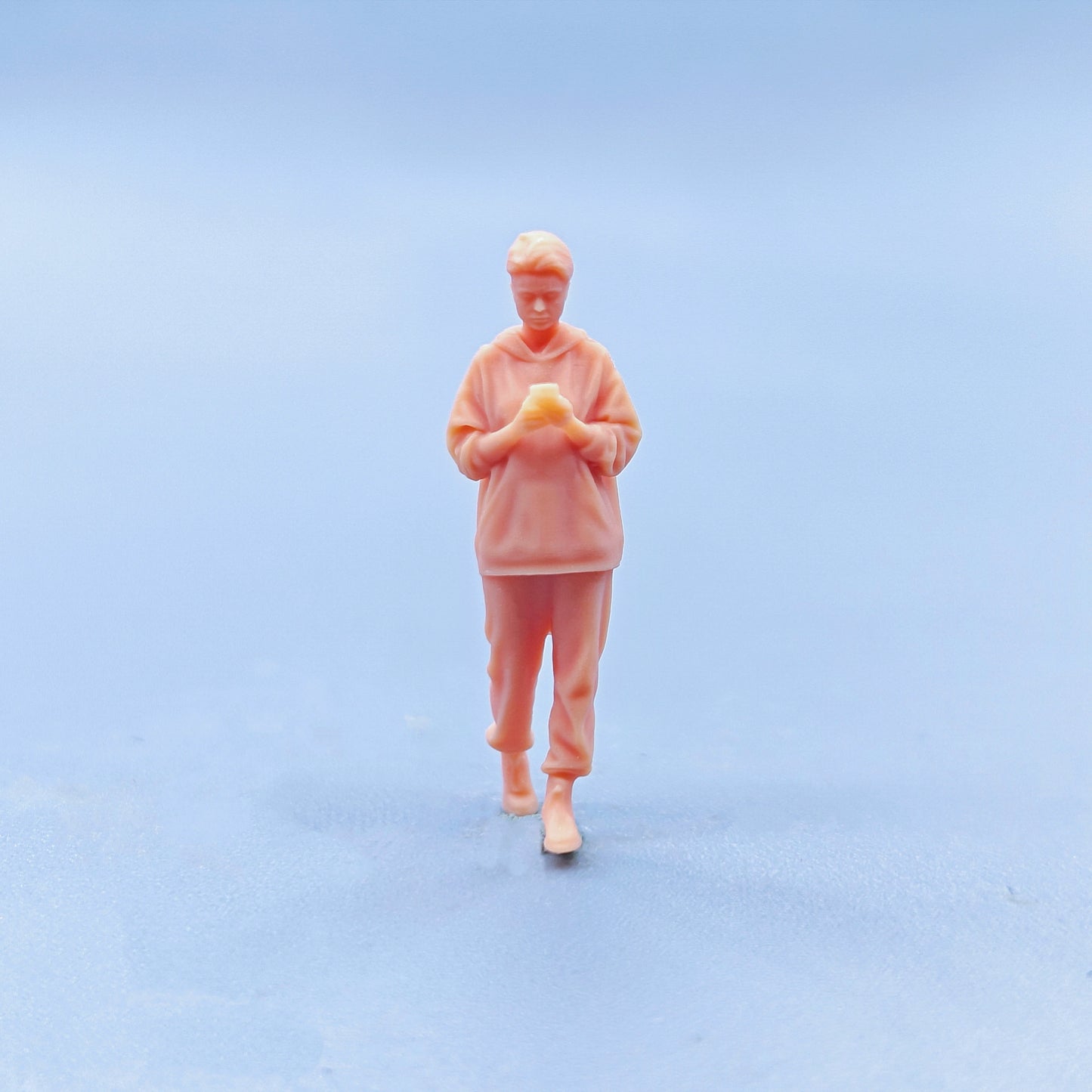 1/64 1/43 Figurines Scale Model Resin Walking Playing with Mobile Phones Female Uncolored Miniatures Diorama Hand-painted D325