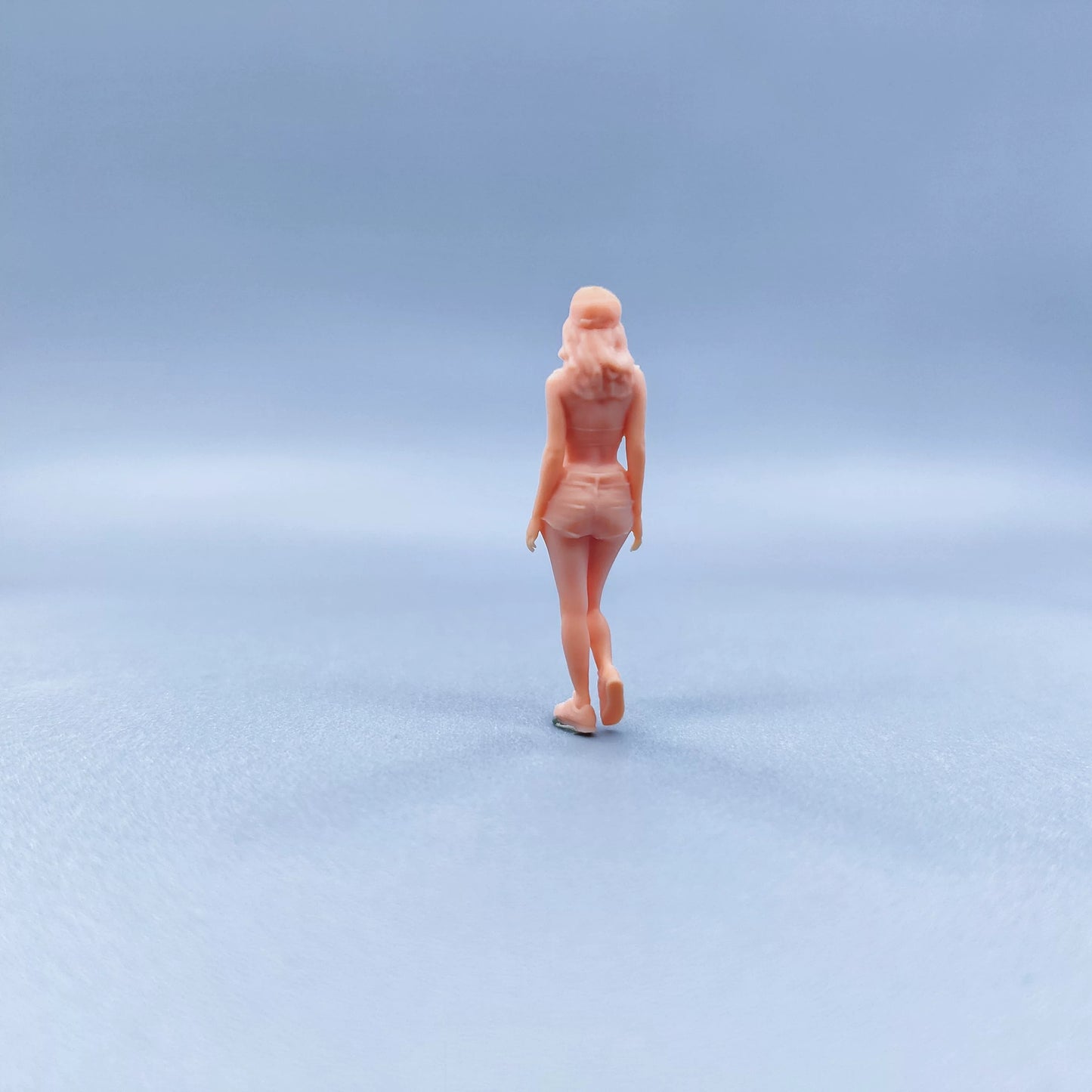 1/64 1/43 Figurines Scale Model Resin Duck Cap Hot Pants Girl Uncolored Miniatures Diorama Hand-painted W526