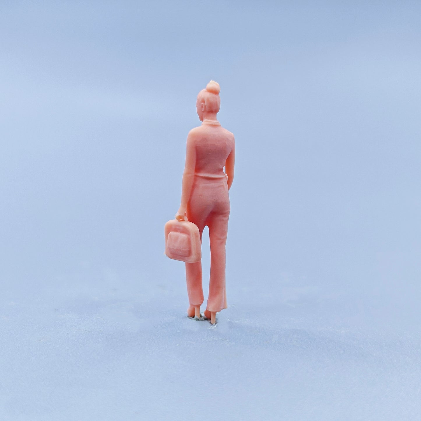 1/64 1/43 Figurines Scale Model Resin Walking Posture Carrying Bags Meatball Headed Woman Uncolored Miniatures Diorama Hand-painted D429