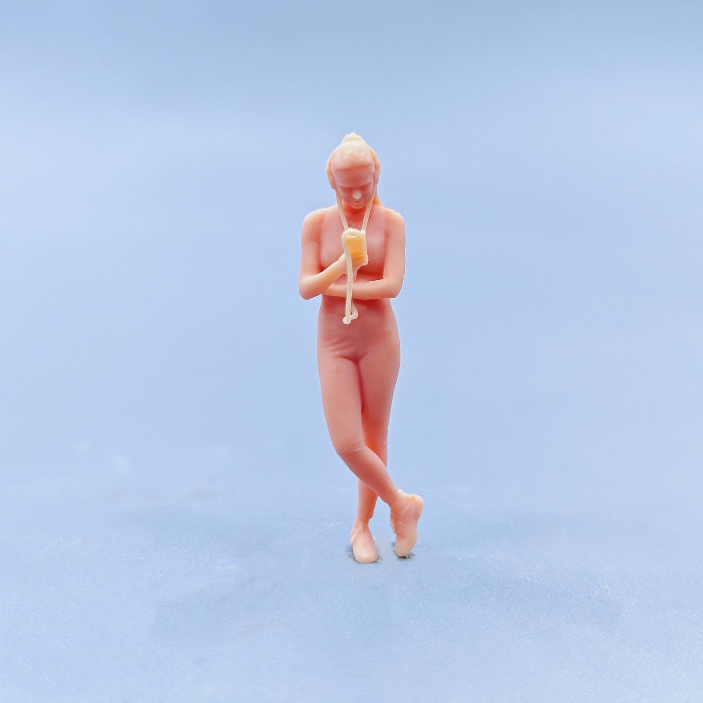 1/64 1/43 Figurines Scale Model Resin Listening To Music with Headphones for Women Uncolored Miniatures Diorama Hand-painted D502