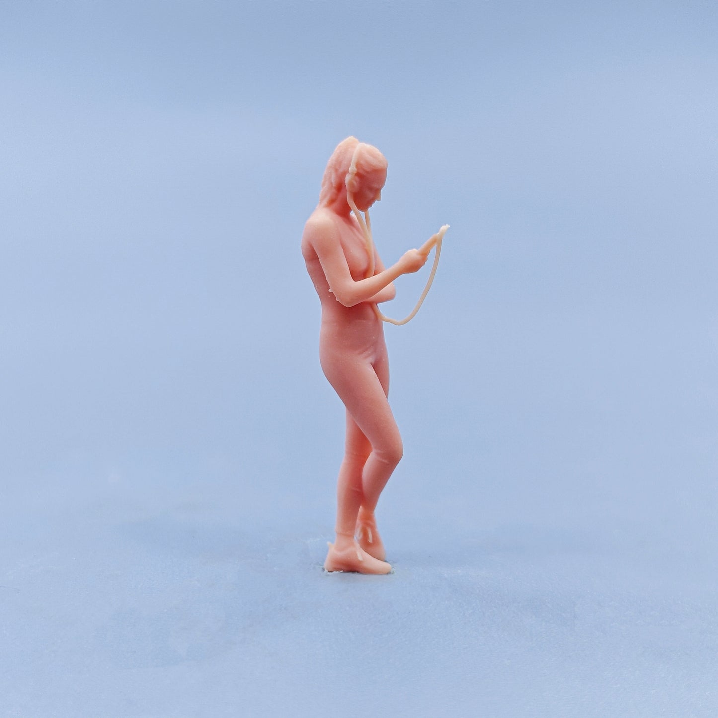 1/64 1/43 Figurines Scale Model Resin Listening To Music with Headphones for Women Uncolored Miniatures Diorama Hand-painted D502