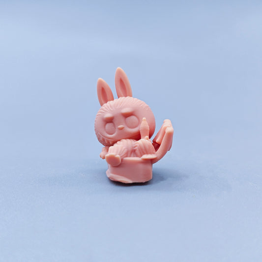 1/64 1/43 Figurines Scale Model Resin Bulala Lying Flat on The Sofa Uncolored Miniatures Diorama Hand-painted D117