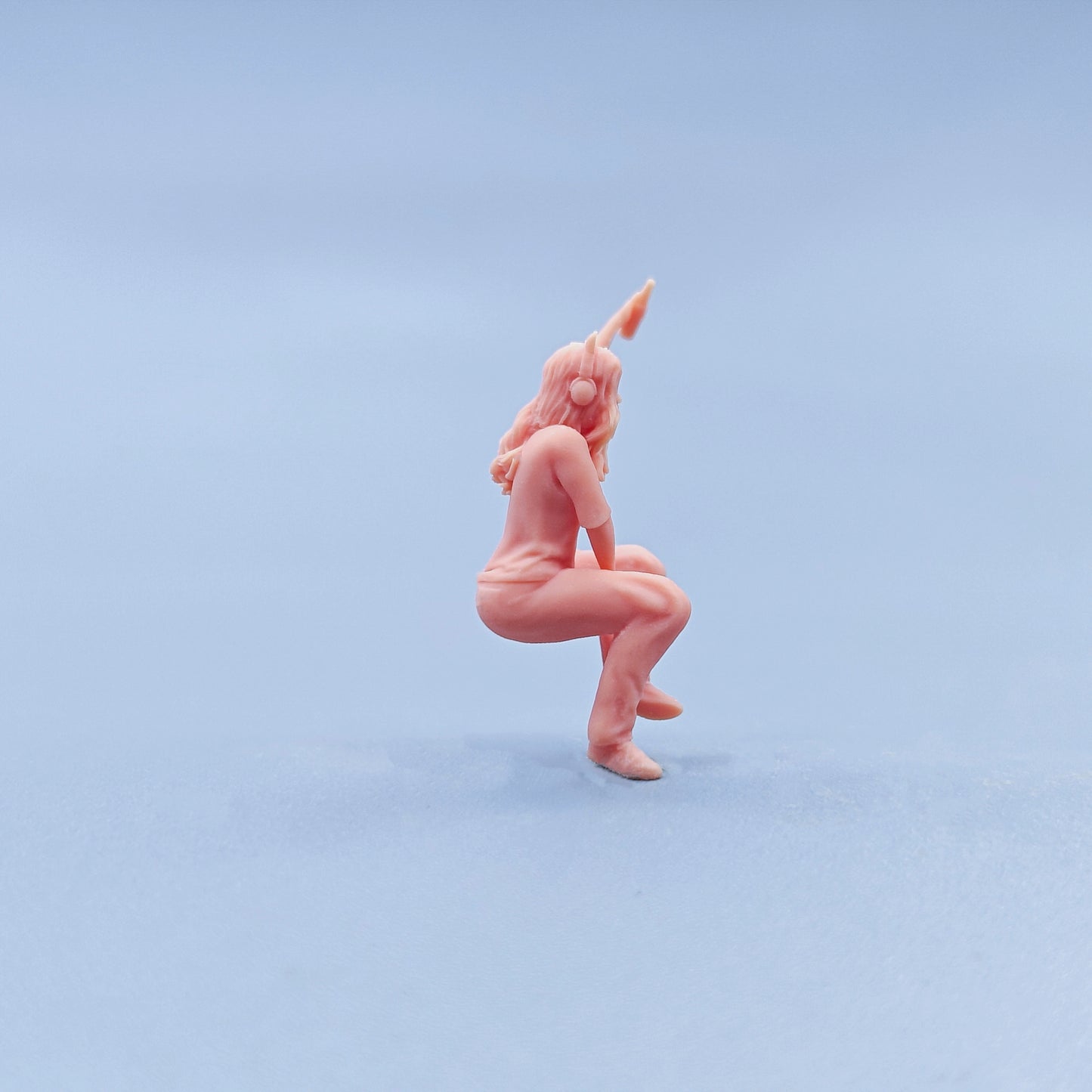 1/64 1/43 Figurines Scale Model Resin Girl Holding  Wine and Wearing Headphones Uncolored Miniatures Diorama Hand-painted D728