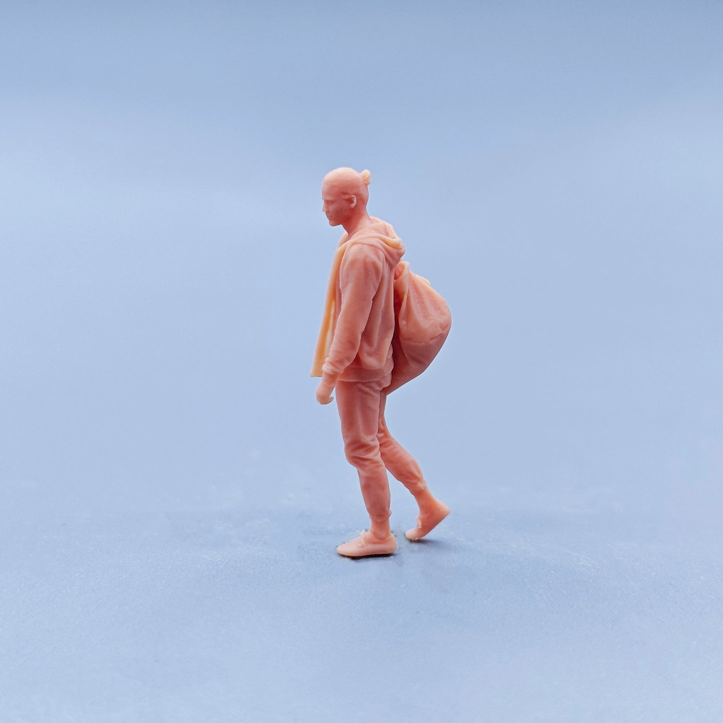 1/64 1/43 Figurines Scale Model Resin Walking Posture Single Shoulder Backpack Male Uncolored Miniatures Diorama Hand-painted D303