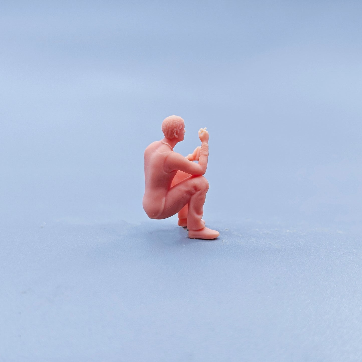 1/64 1/43 Figurines Scale Model Resin Squatting Smoking Drinking Man Uncolored Miniatures Diorama Hand-painted D822