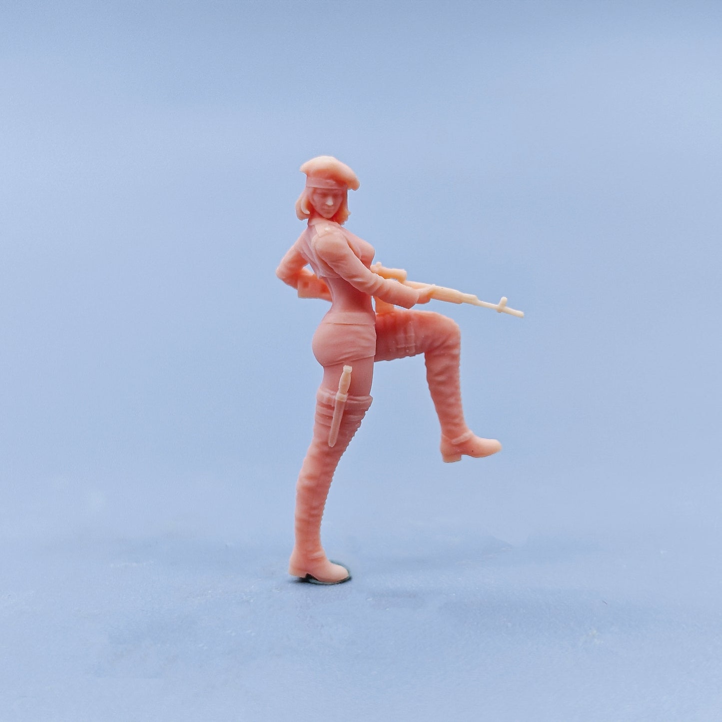 1/64 1/43 Figurines Scale Model Resin Female Soldier with Rifle Uncolored Miniatures Diorama Hand-painted D503