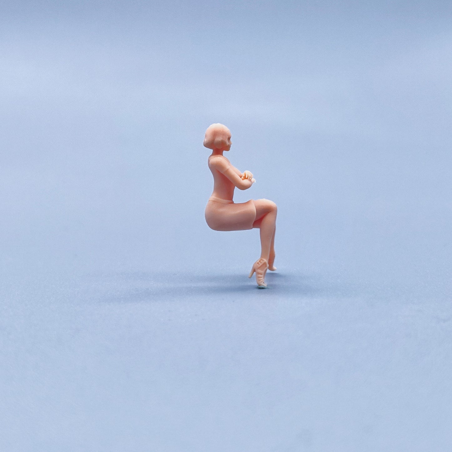 1/64 1/43 Figurines Scale Model Resin Sitting Posture Short Haired Girl Uncolored Miniatures Diorama Hand-painted W429