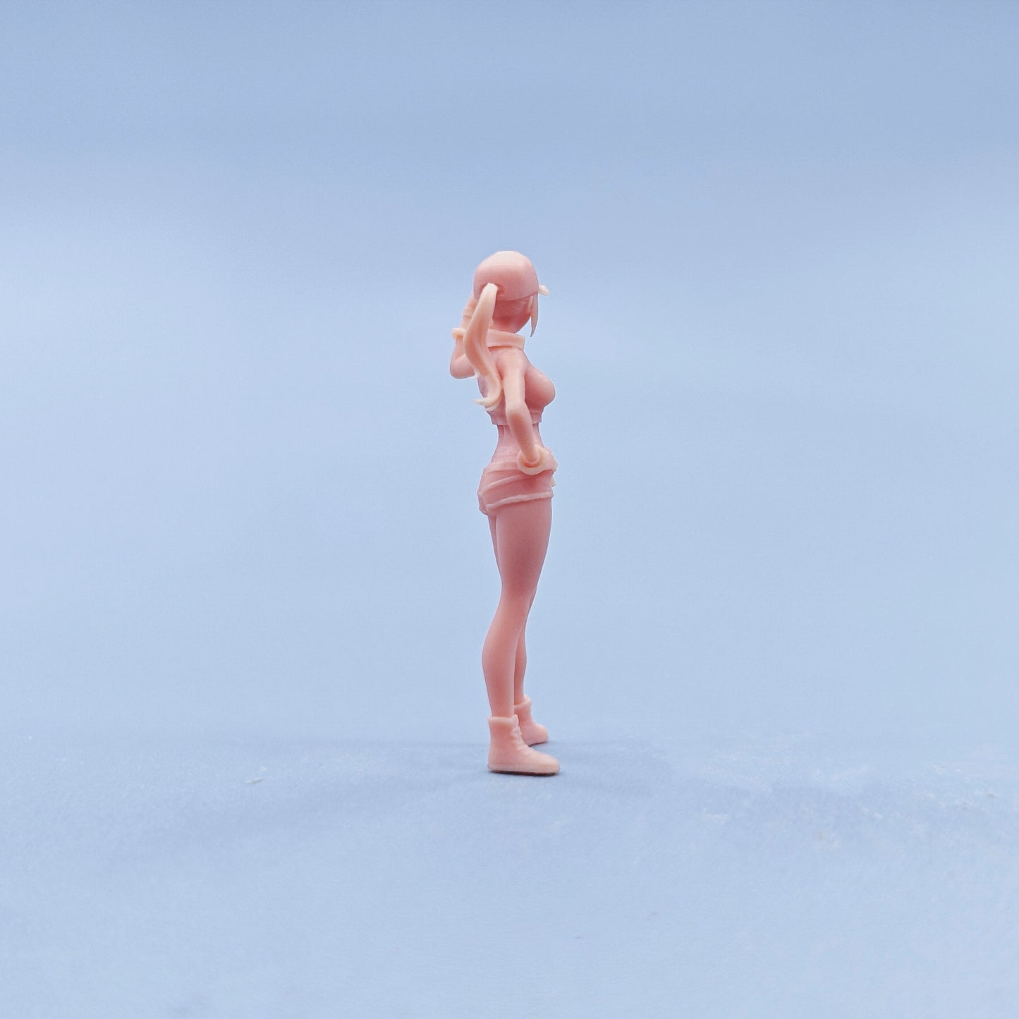 1/64 1/43 Figurines Scale Model Resin Girl Showing Off Muscles in Shorts Uncolored Miniatures Diorama Hand-painted D826