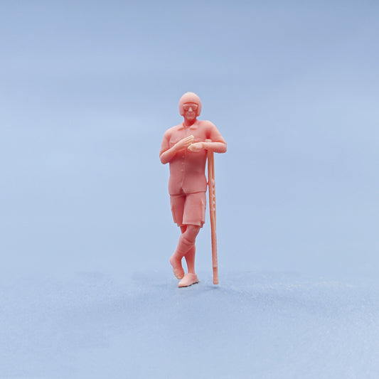 1/64 1/43 Figurines Scale Model Resin Injured on Crutches Uncolored Miniatures Diorama Hand-painted D734
