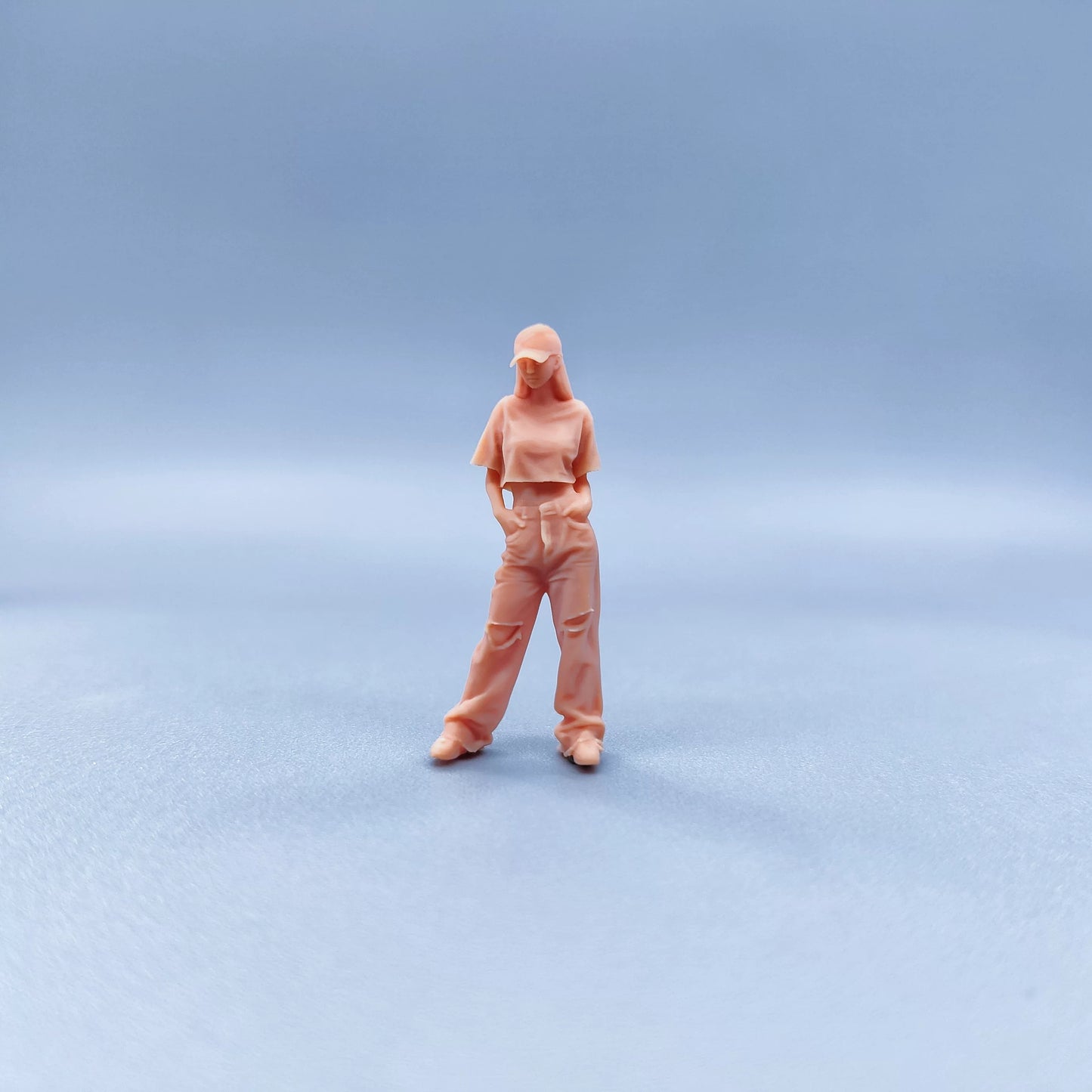 1/64 1/43 Figurines Scale Model Resin Girl with Duckbill Cap and Ripped Pants Uncolored Miniatures Diorama Hand-painted W519