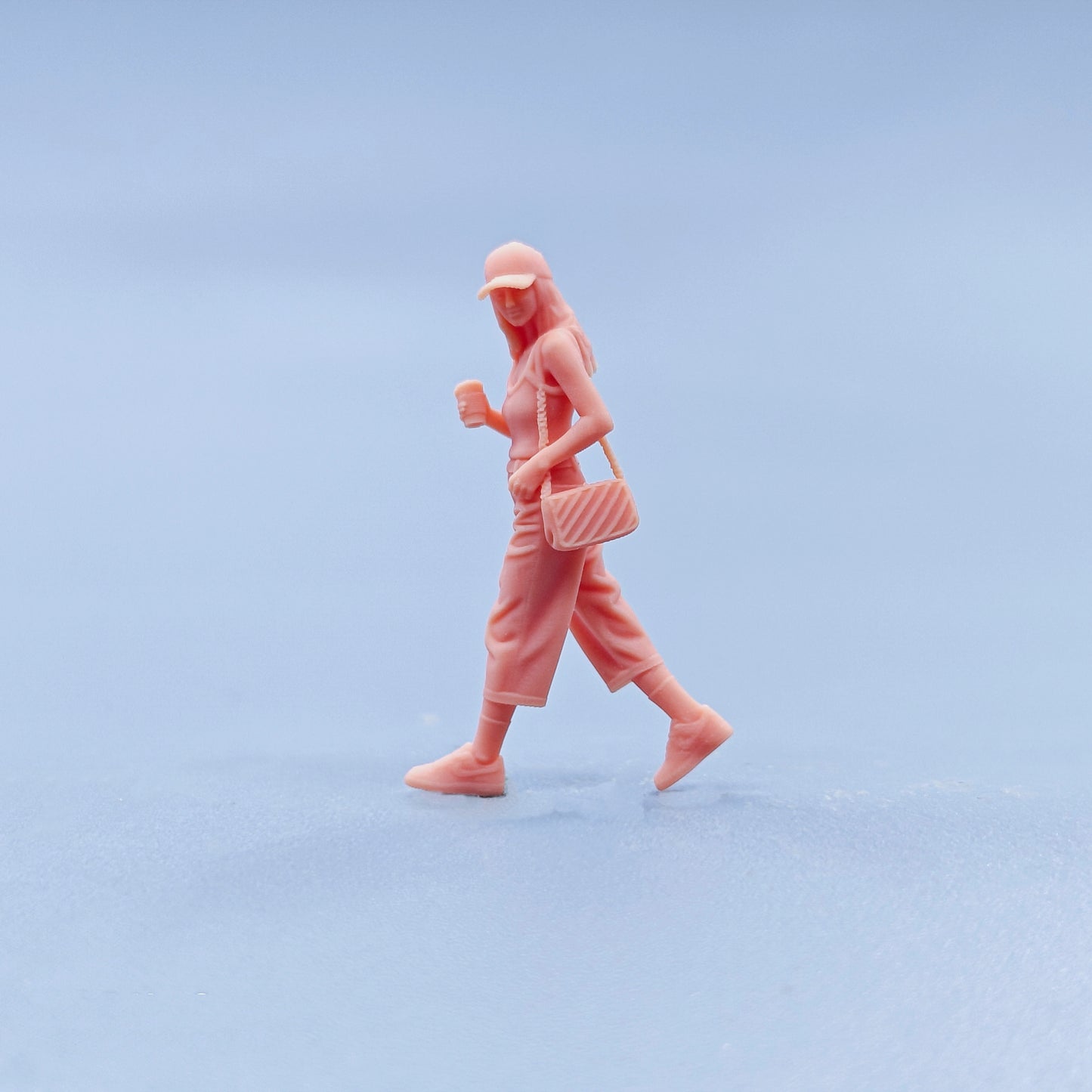 1/64 1/43 Figurines Scale Model Resin Walking Posture Wearing Hat Drinking Coffee Woman Uncolored Miniatures Diorama Hand-painted D702