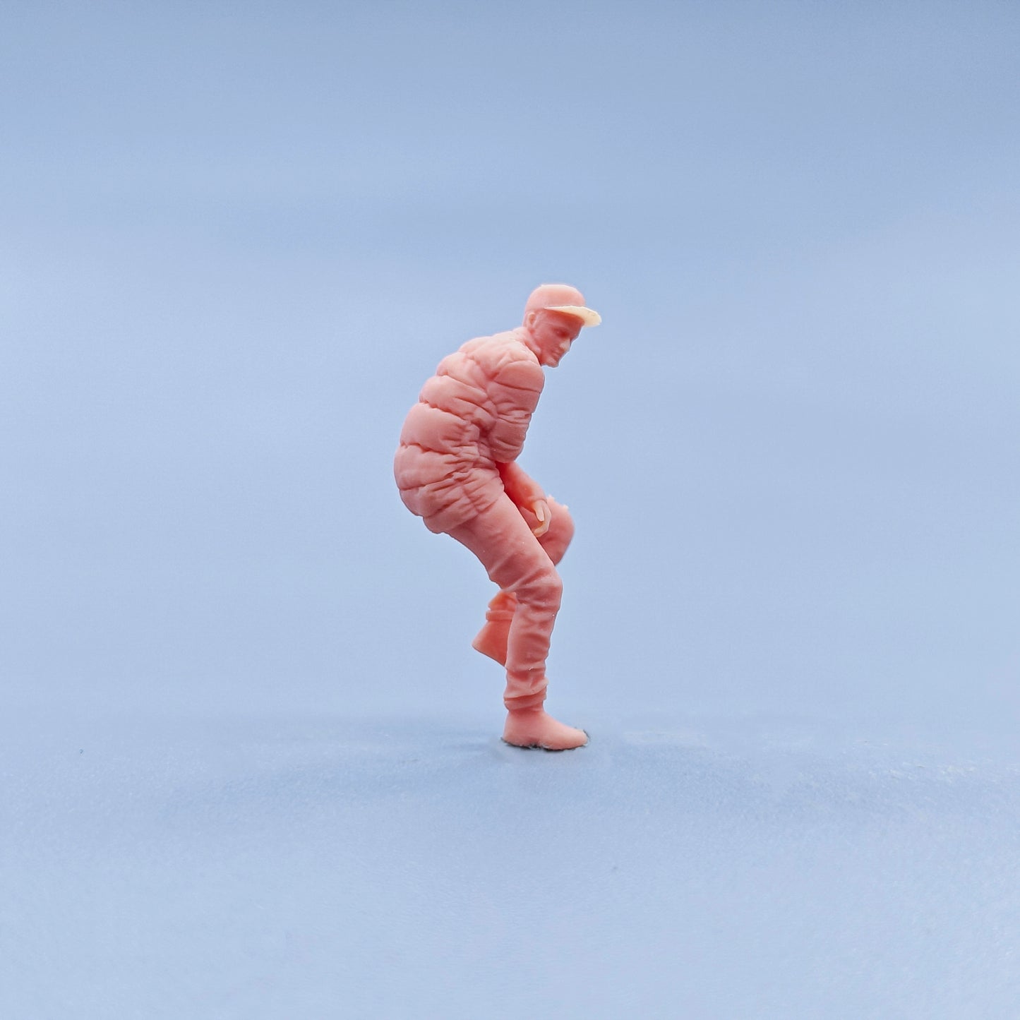 1/64 1/43 Figurines Scale Model Resin Man Wearing A Down Jacket and Hat Uncolored Miniatures Diorama Hand-painted D732