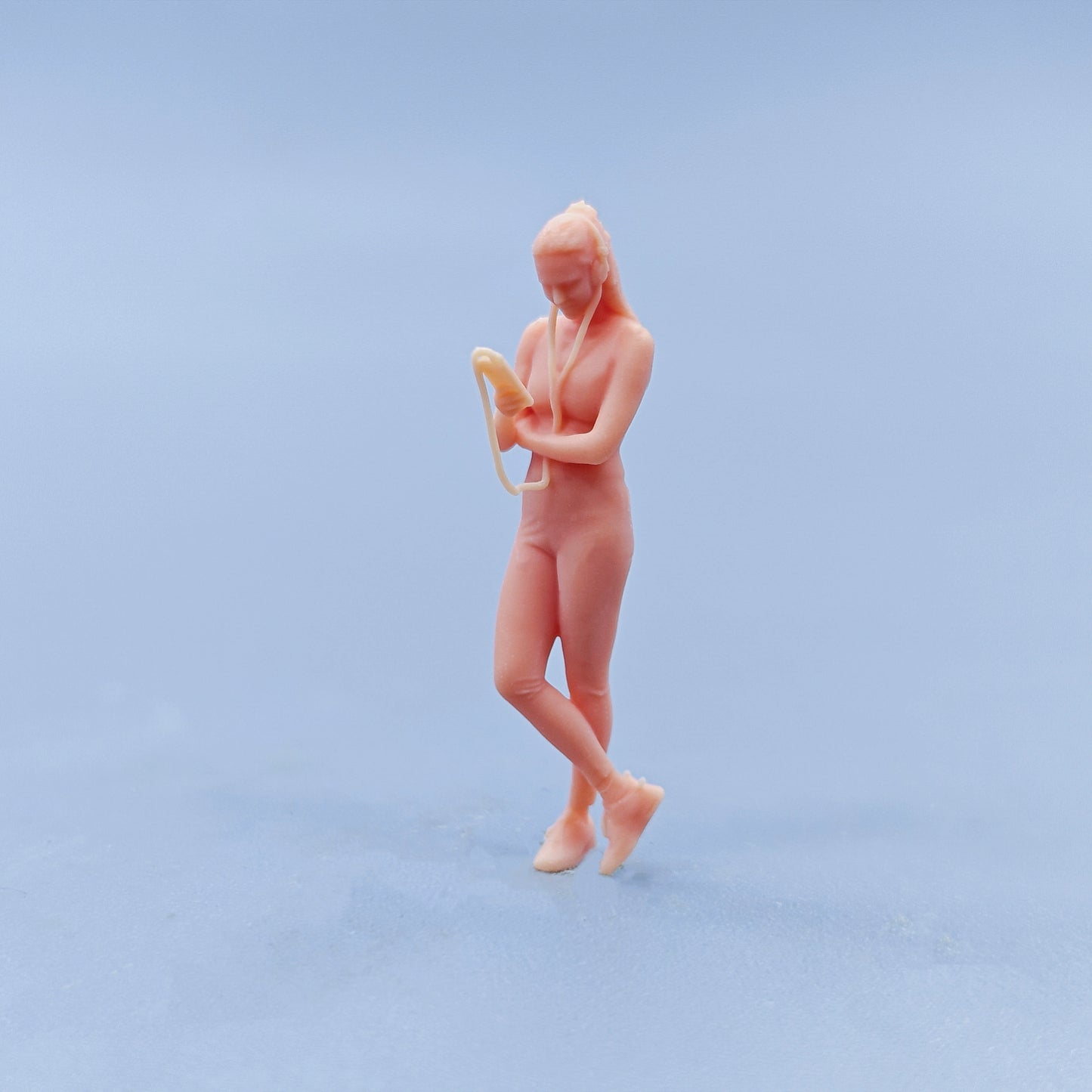 1/64 1/43 Figurines Scale Model Resin Listening To Music with Headphones for Women Uncolored Miniatures Diorama Hand-painted D502