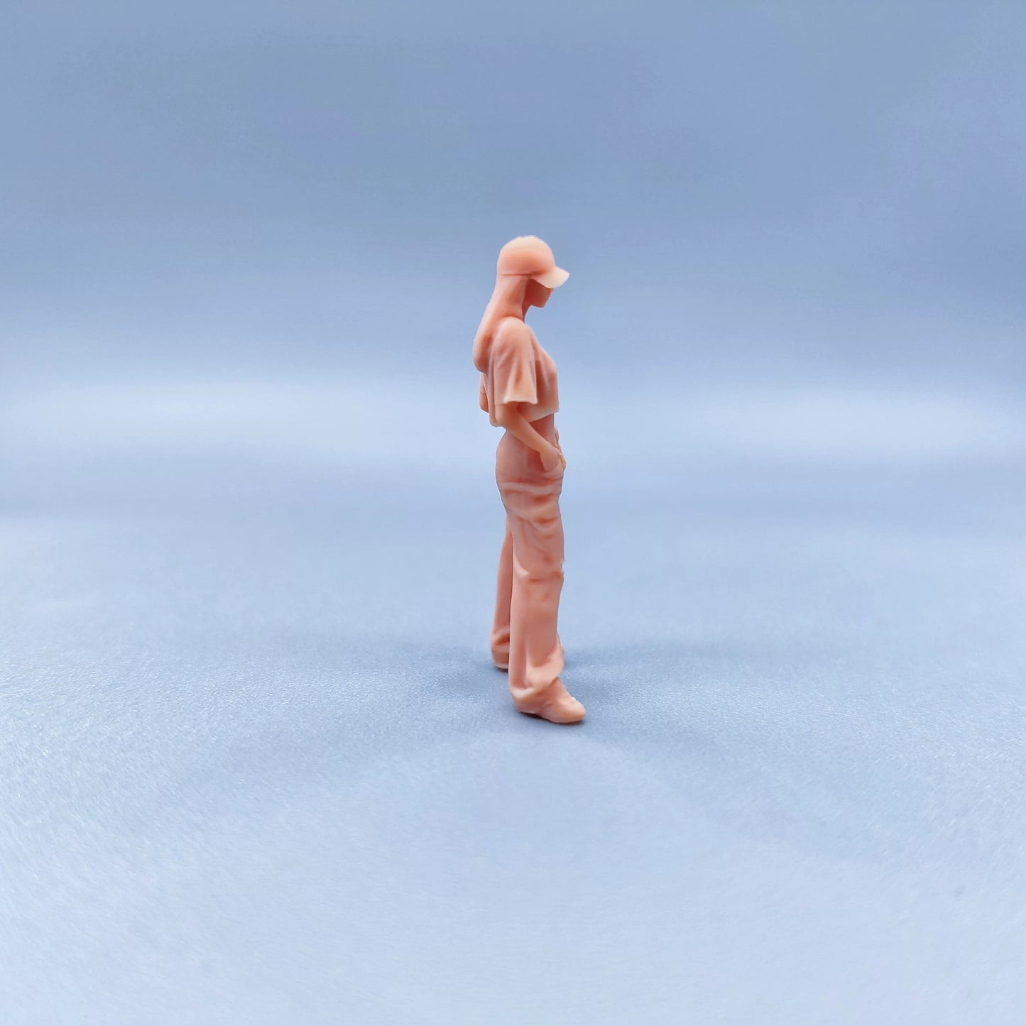 1/64 1/43 Figurines Scale Model Resin Girl with Duckbill Cap and Ripped Pants Uncolored Miniatures Diorama Hand-painted W519