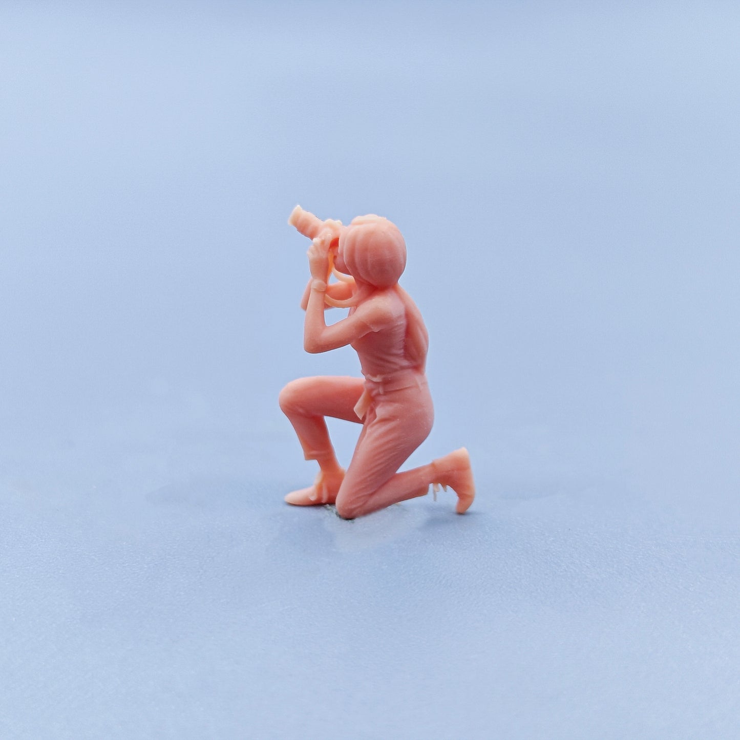 1/64 1/43 Figurines Scale Model Resin Squatting Position Taking Photos Girl Uncolored Miniatures Diorama Hand-painted D403